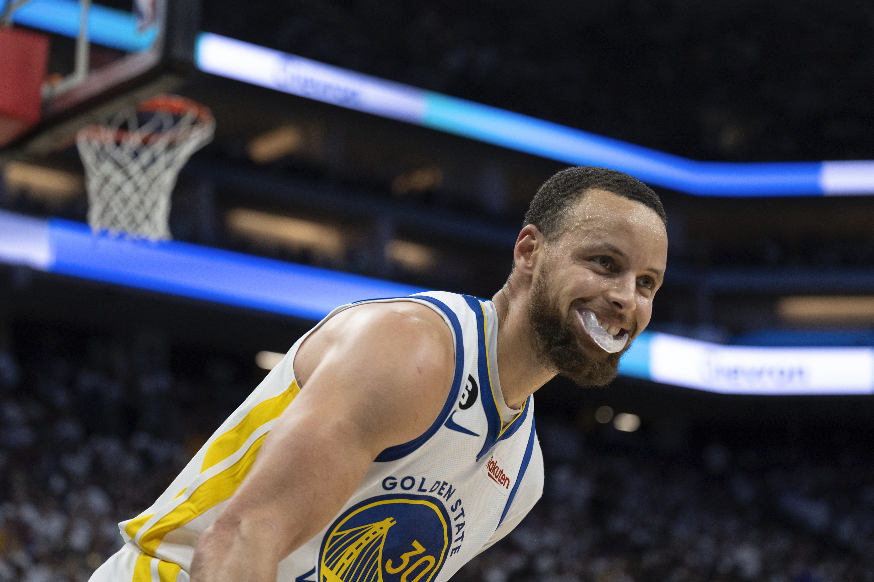 Stephen Curry sonre tras conseguir 50 puntos contra Sacramento Kings en el sptimo partido y avanzar a las semifinales de la Conferencia Oeste.