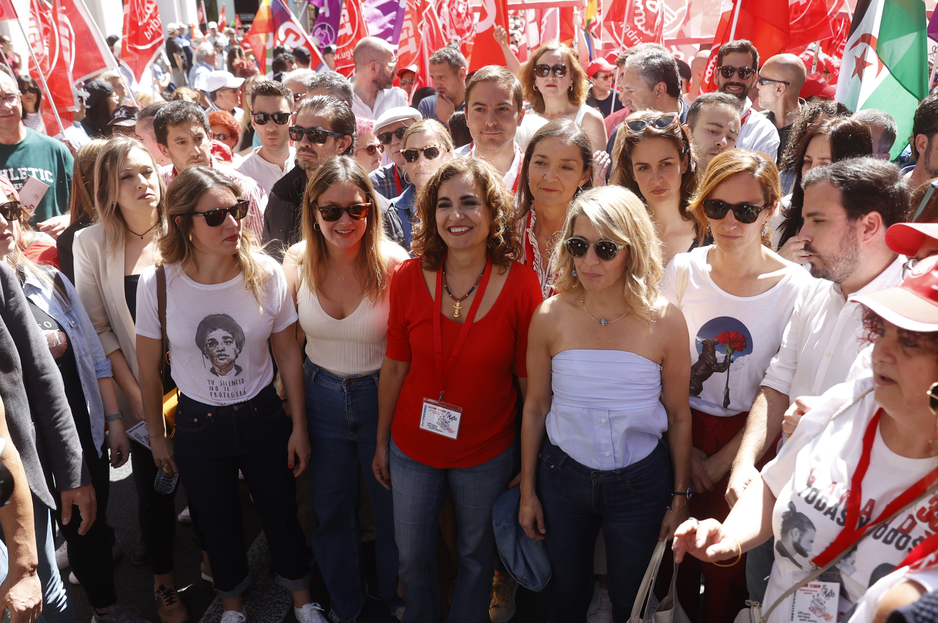 De izquierda a derecha, Irene Montero, Alejandra Jacinto, Mara Jess Montero, Yolanda Daz, Mnica Garca y Alberto Garzn, al inicio de la manifestacin por el 1 de Mayo.