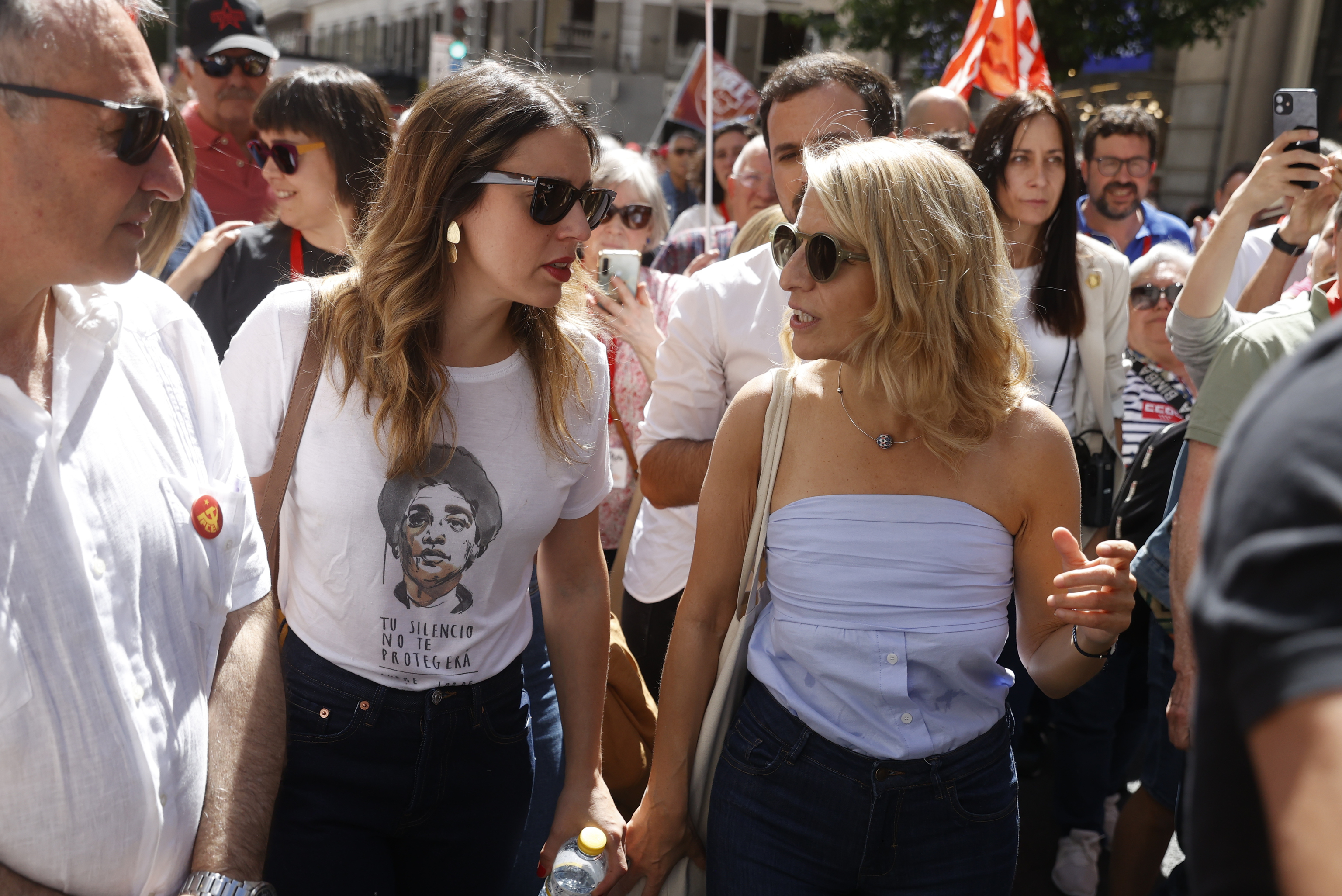 Irene Montero, con una camiseta con la frase 'Tu silencio no te protegerá', junto a Yolanda Díaz.