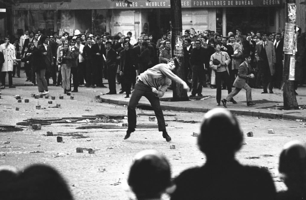 Un estudiante ataca a la policía en París durante el levantamiento estudiantil de mayo de 1968.