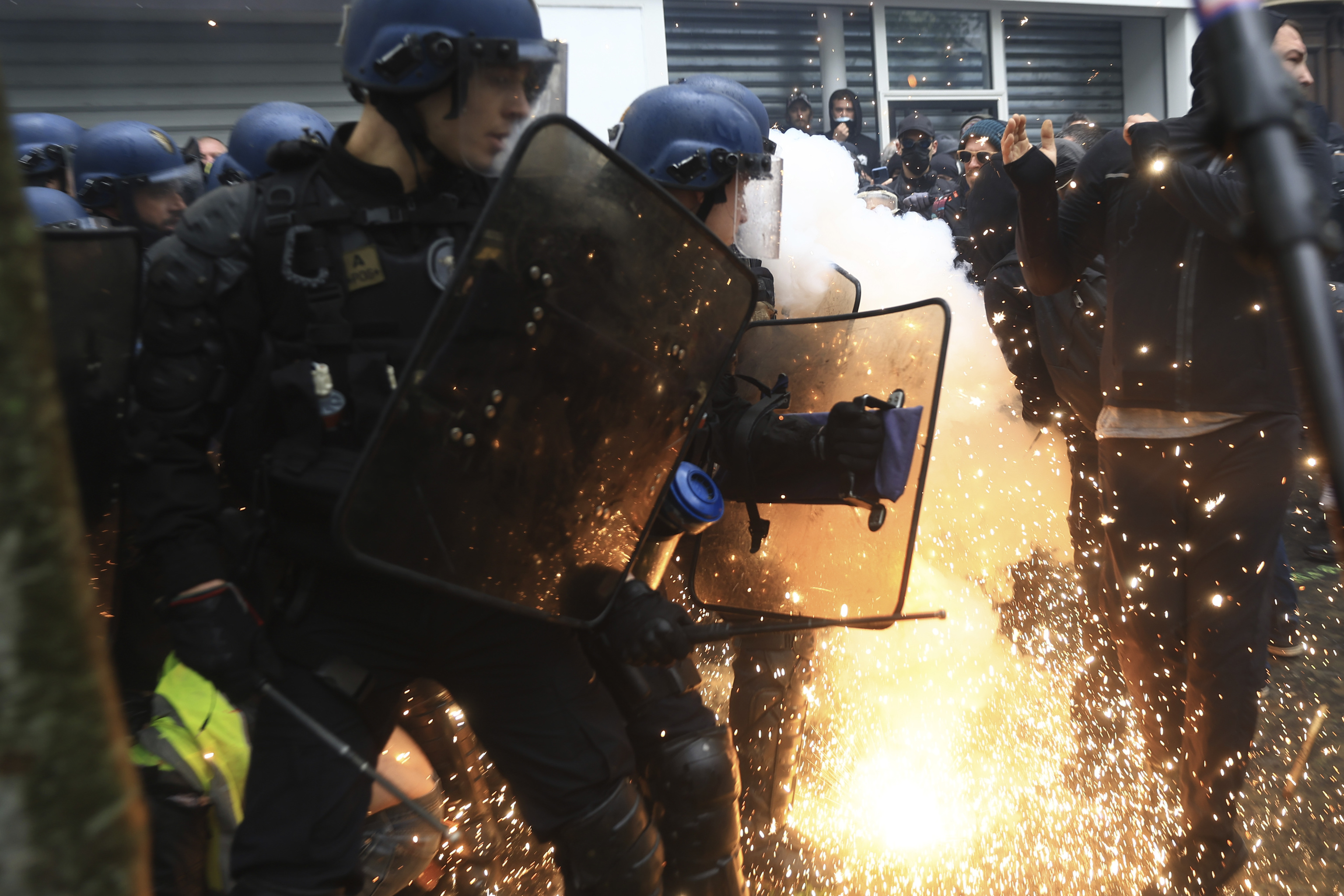 Policas contra manifestantes, hoy, en Pars.
