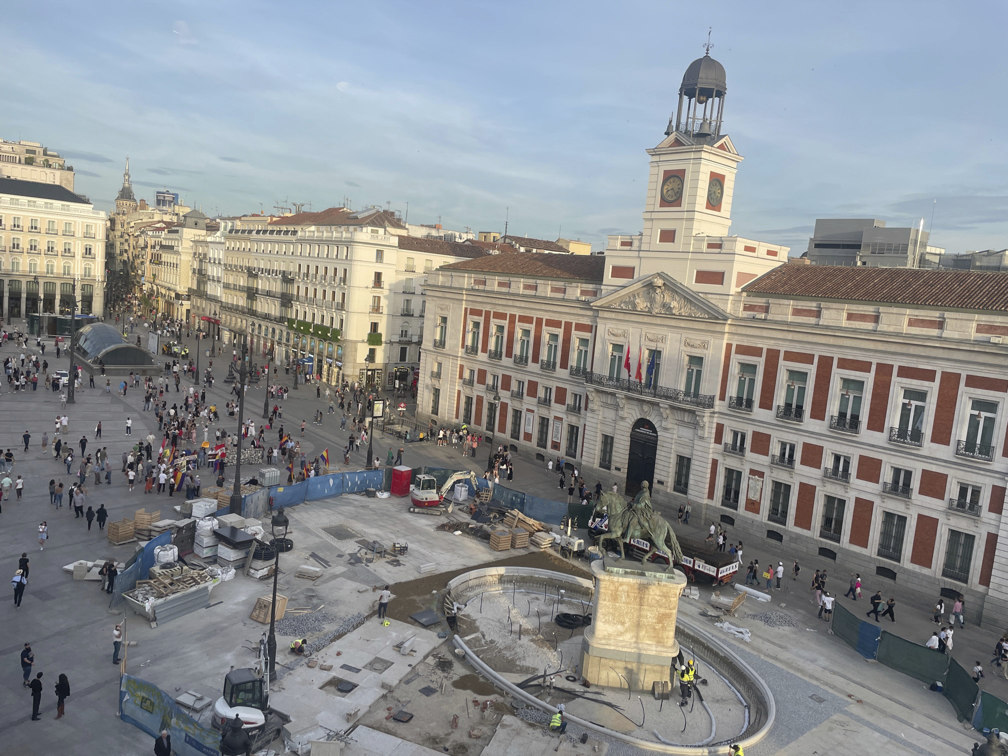 Panormica de la Puerta del Sol, ultimando las obras.