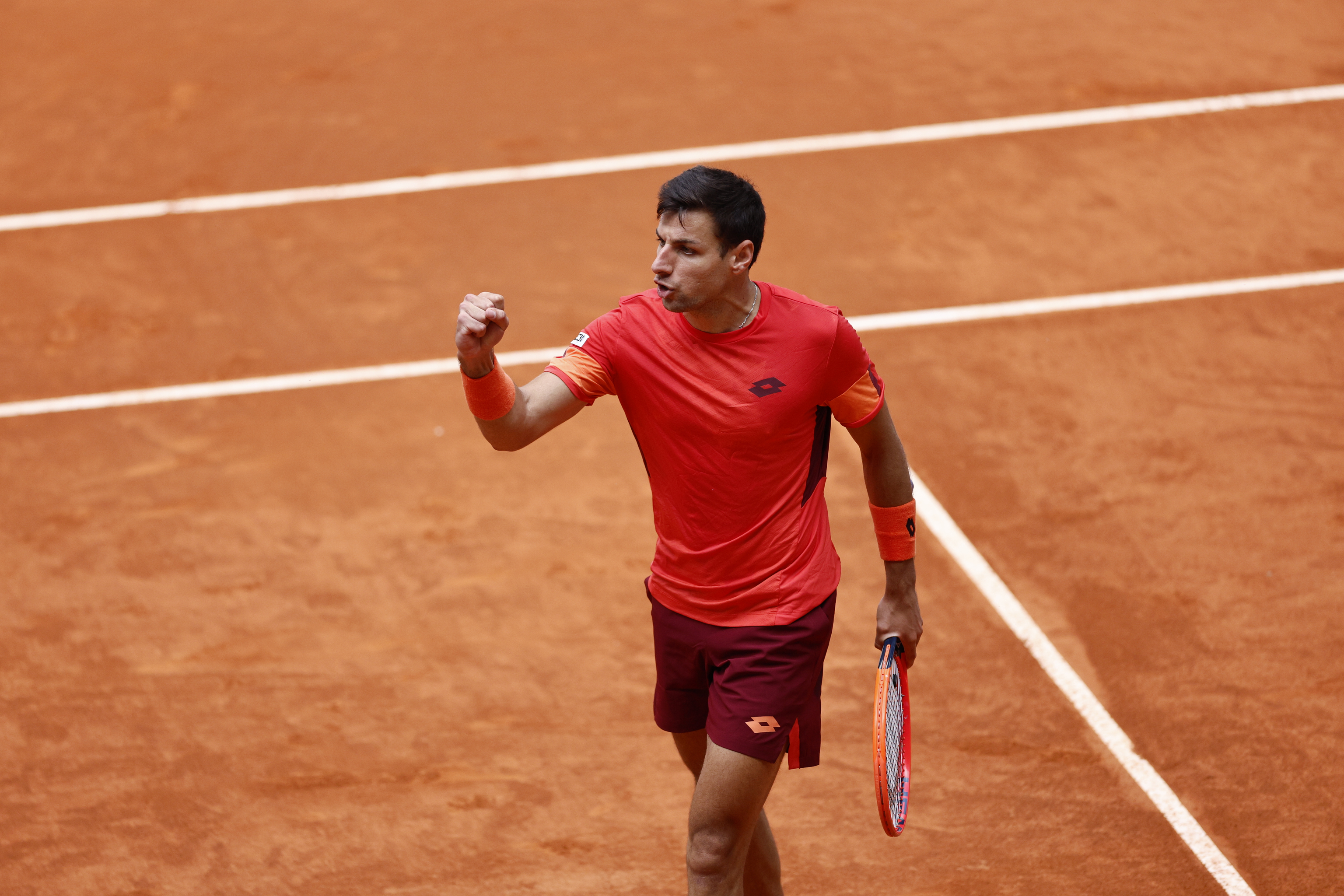 El espaol Bernab Zapata celebra un tanto contra Roman Safiullin en el Madrid Open.