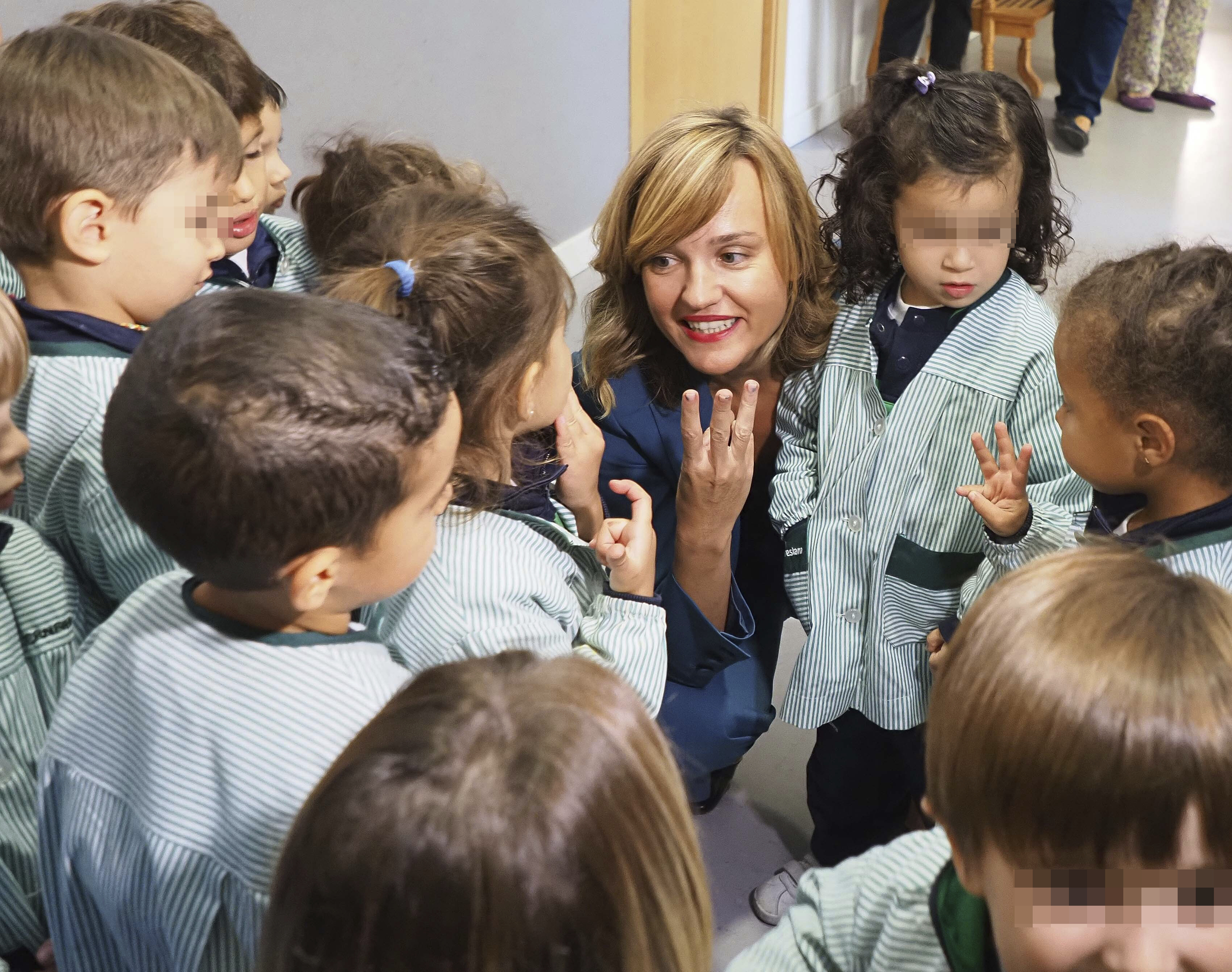 Pilar Alegría, con alumnos de un colegio de Valadolid.