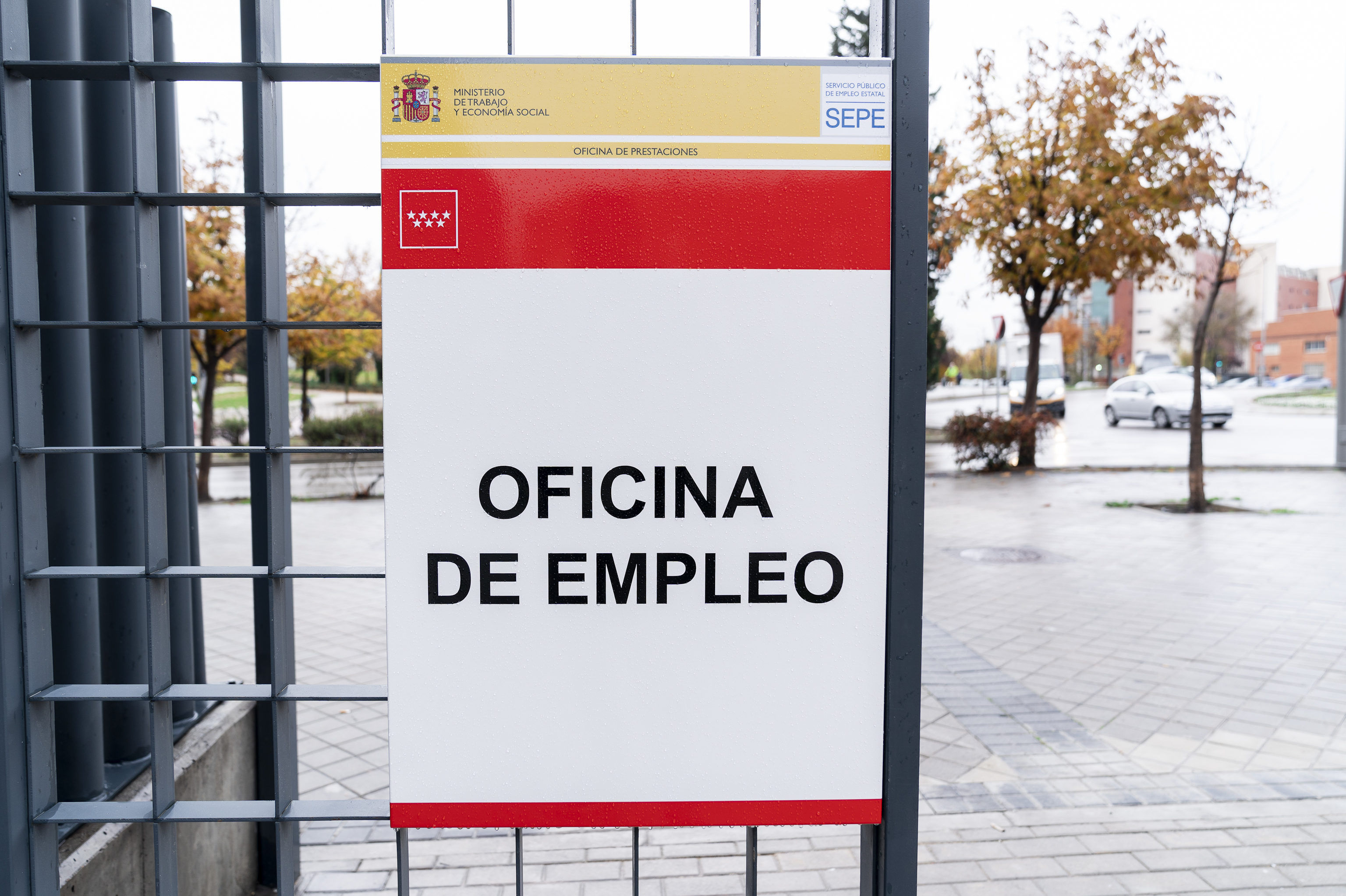 Puerta de acceso a una oficina del SEPE en Madrid.