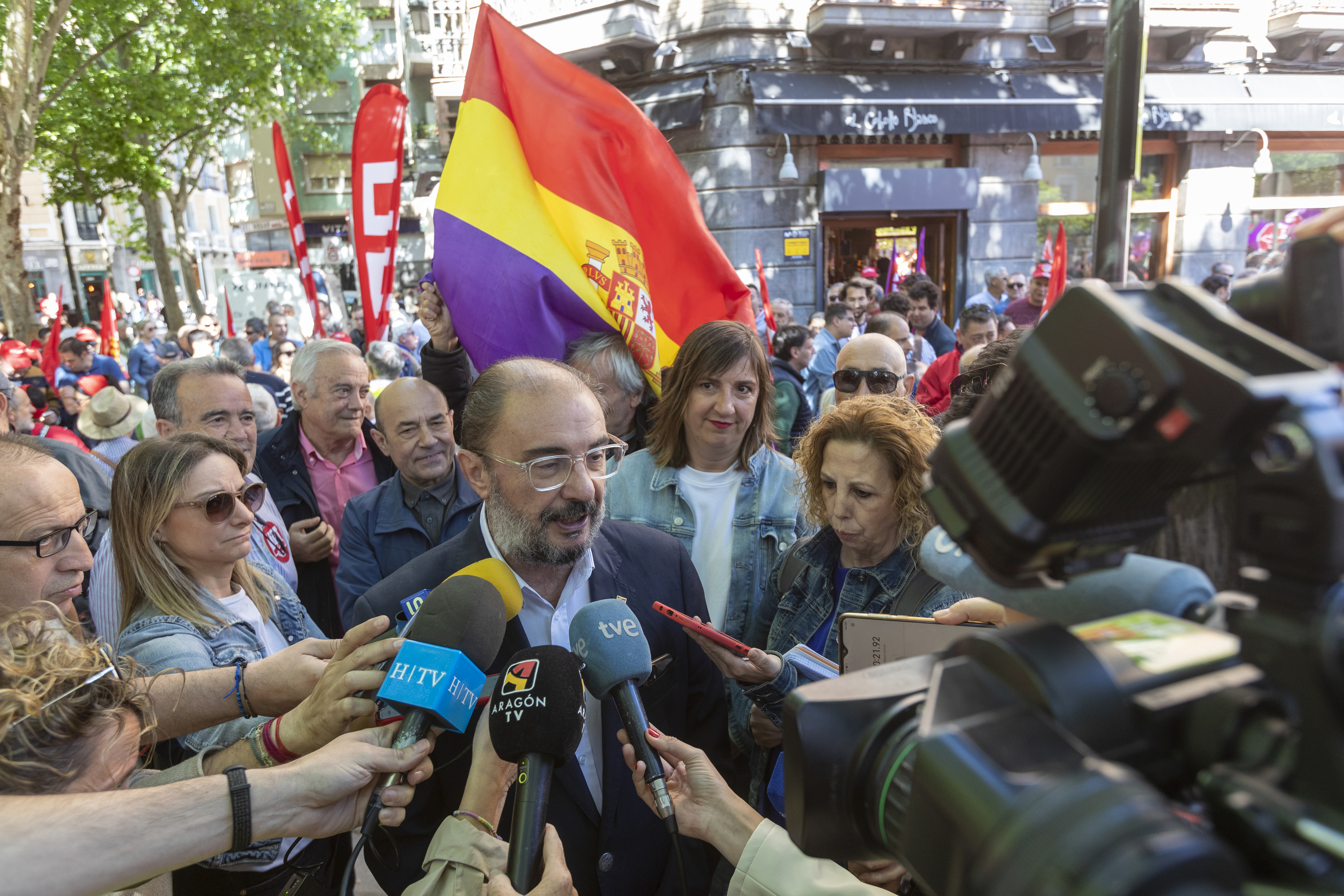 Javier Lambn atiende a los medios tras la manifestacin del 1 de Mayo, ayer, en Zaragoza