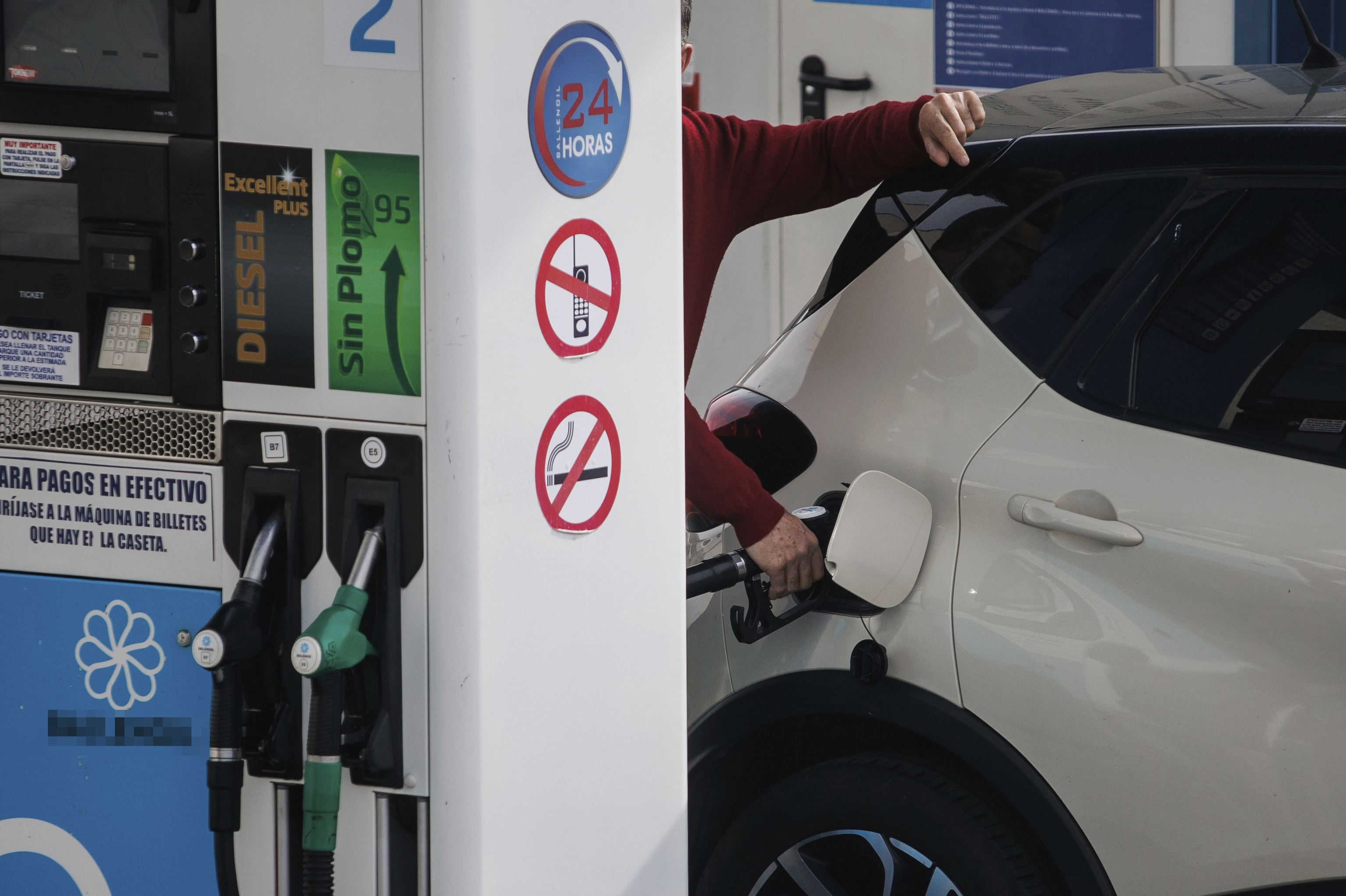 Los carburantes vuelven a bajar y la gasolina ya es más barata que antes de la guerra en Ucrania