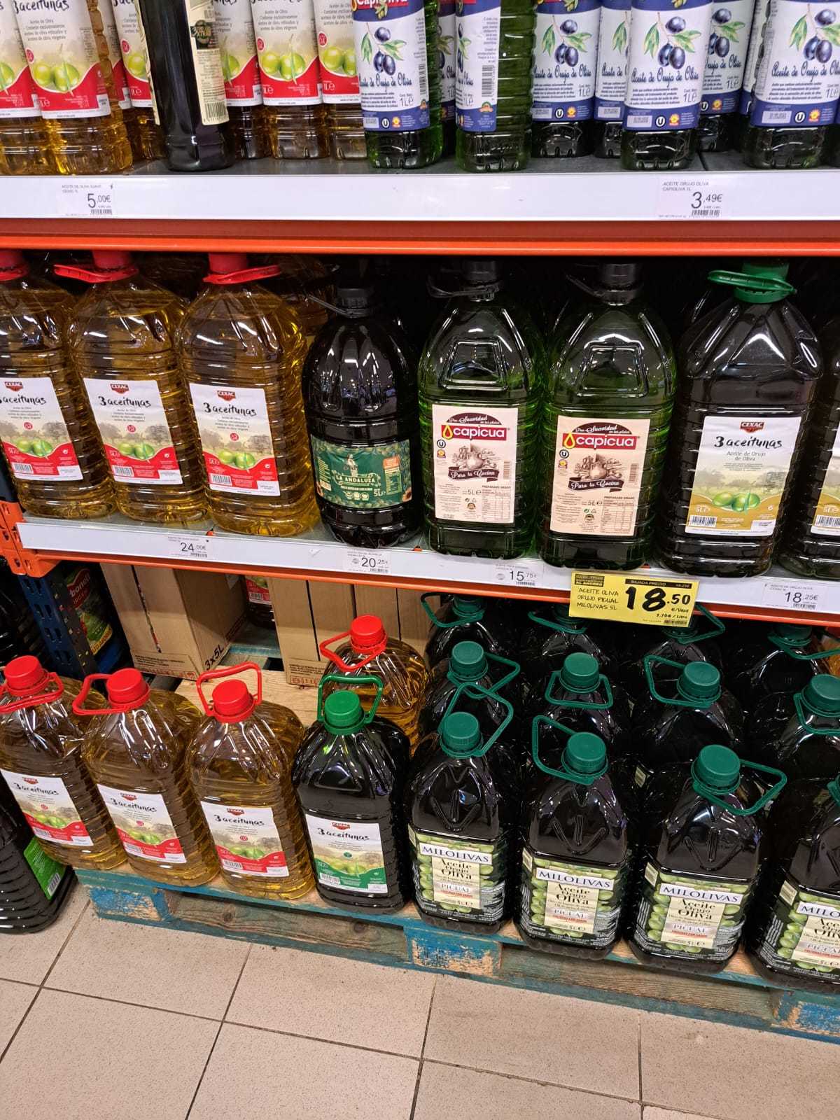 Garrafas del aceite mezclado, en un supermercado.
