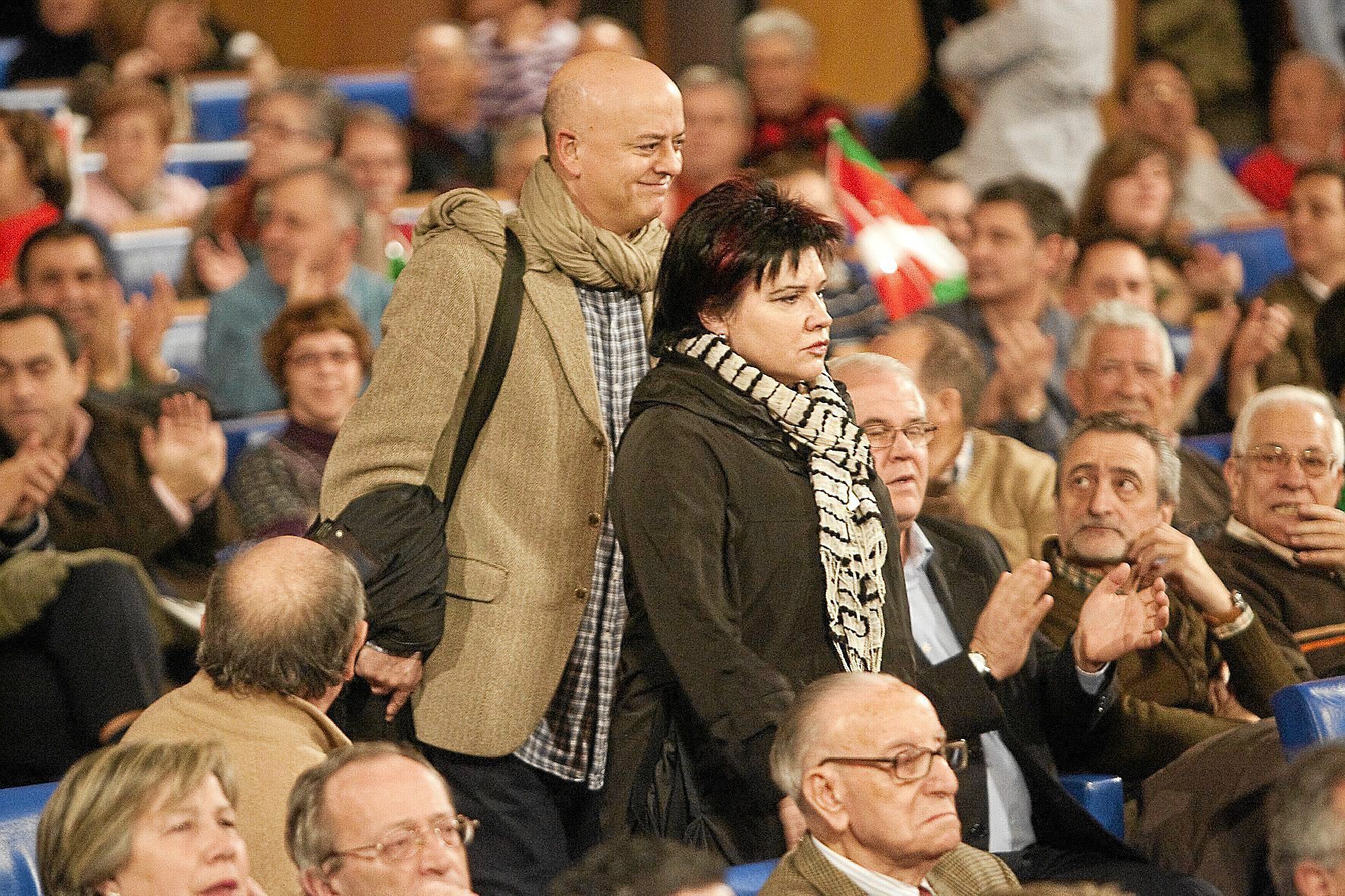 Ana Urchuegua camina por delante de Odn Elorza en un encuentro socialista con sus cargos pblicos celebrado en Bilbao.