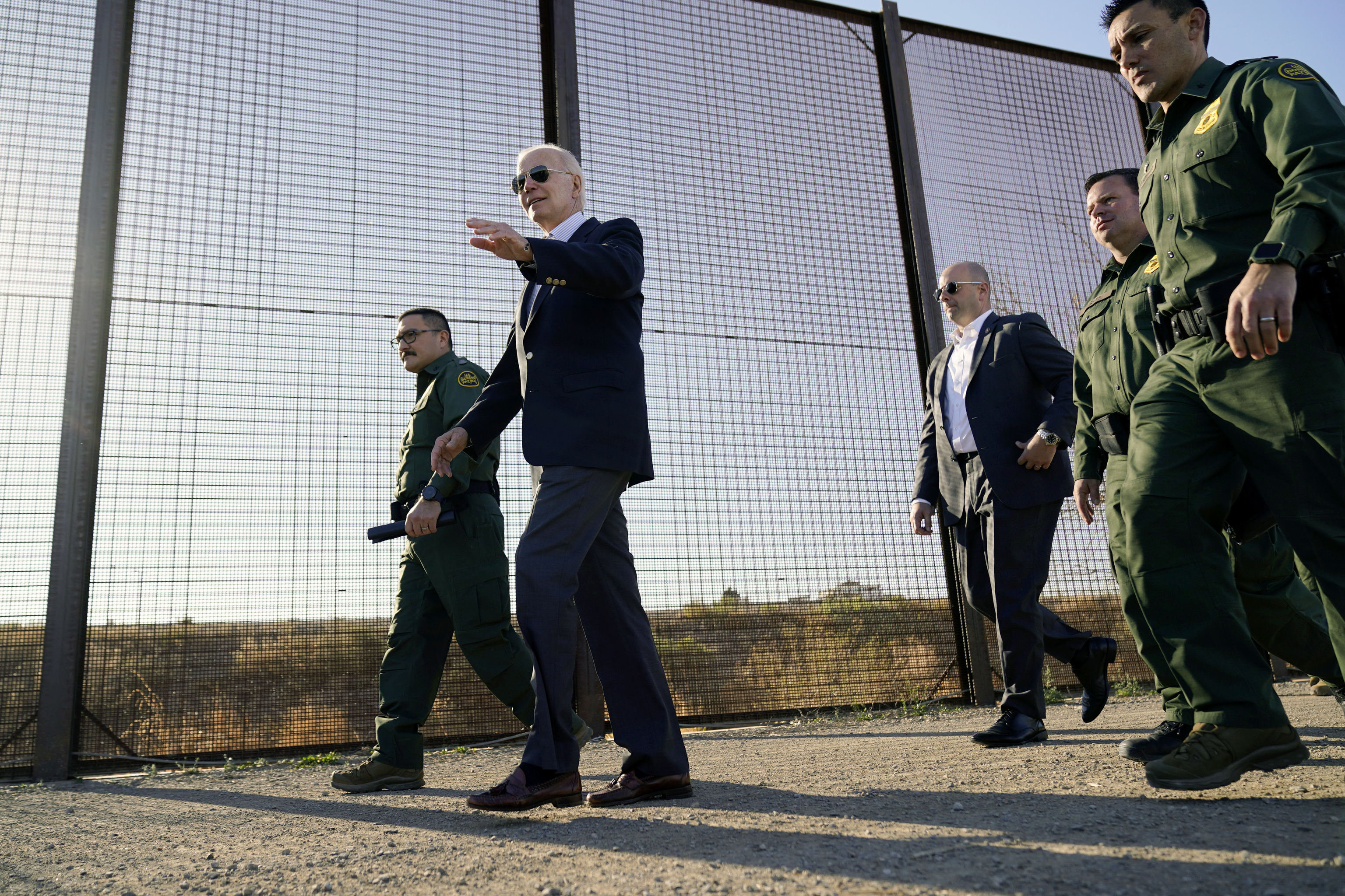 Joe Biden pasa junto a la frontera de EEUU a la altura de El Paso.