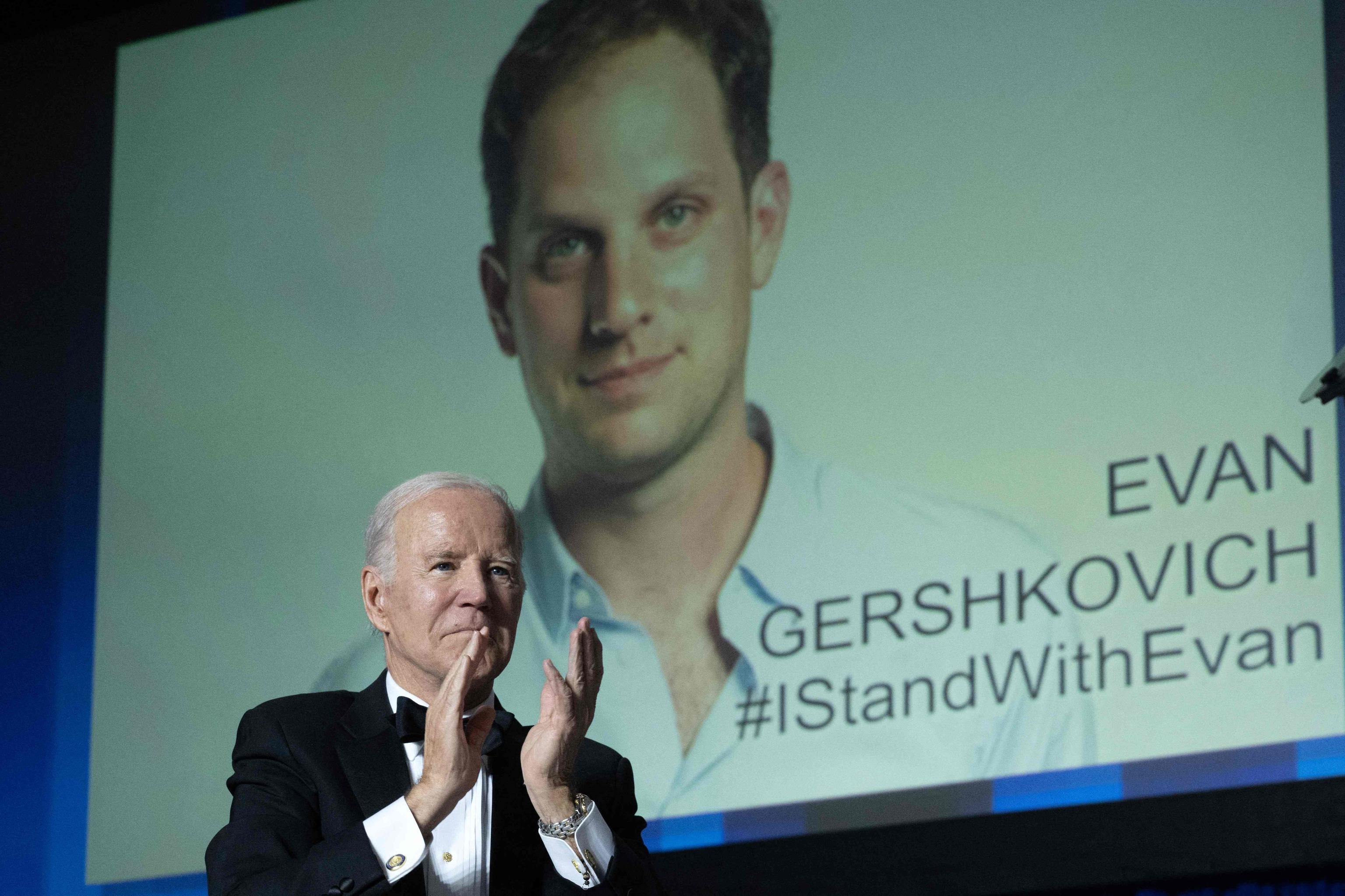 Joe Biden, frente a un cartel con el rostro del periodista detenido en Rusia, Evan Gershkovich.
