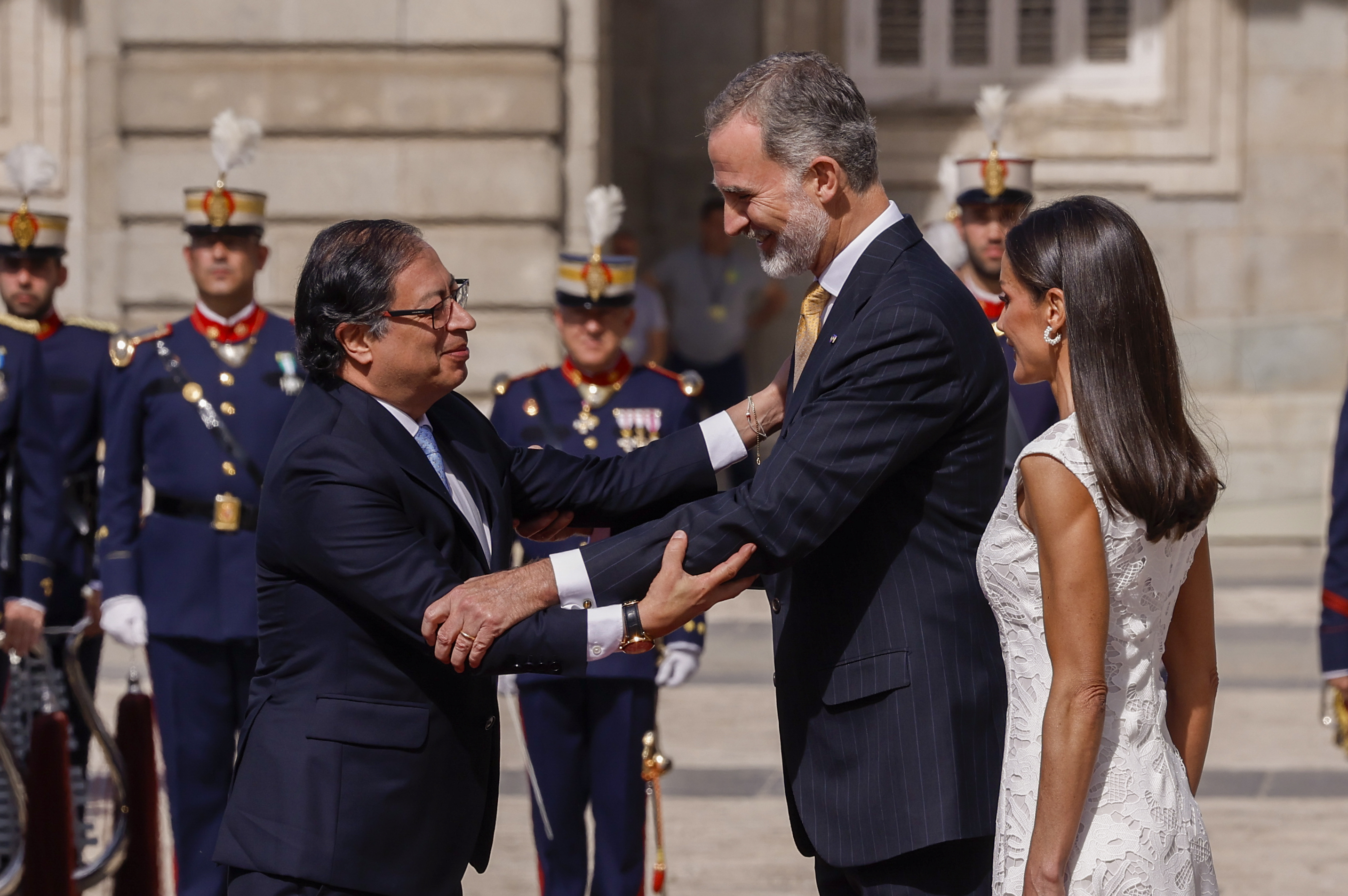 Los Reyes reciben al presidente colombiano, Gustavo Petro, en el Palacio Real.