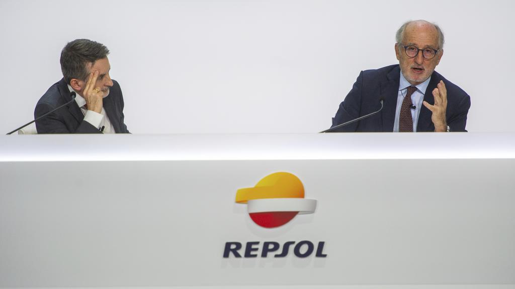 A la izquierda Josu Jon Imaz, consejero delegado de Repsol y Antonio Brufau, presidente de Repsol