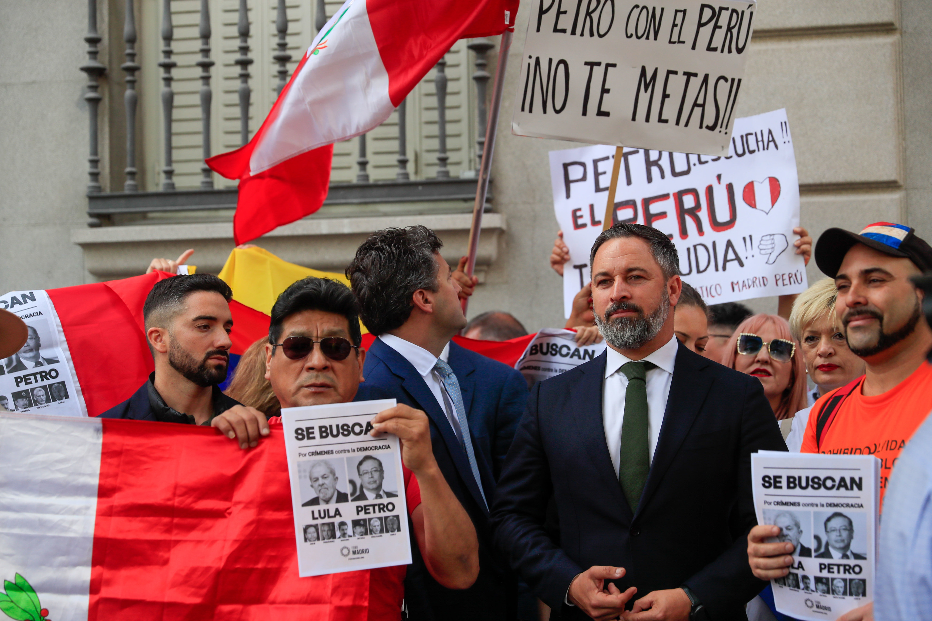 Santiago Abascal, con los congregados para protestar contra Petro.