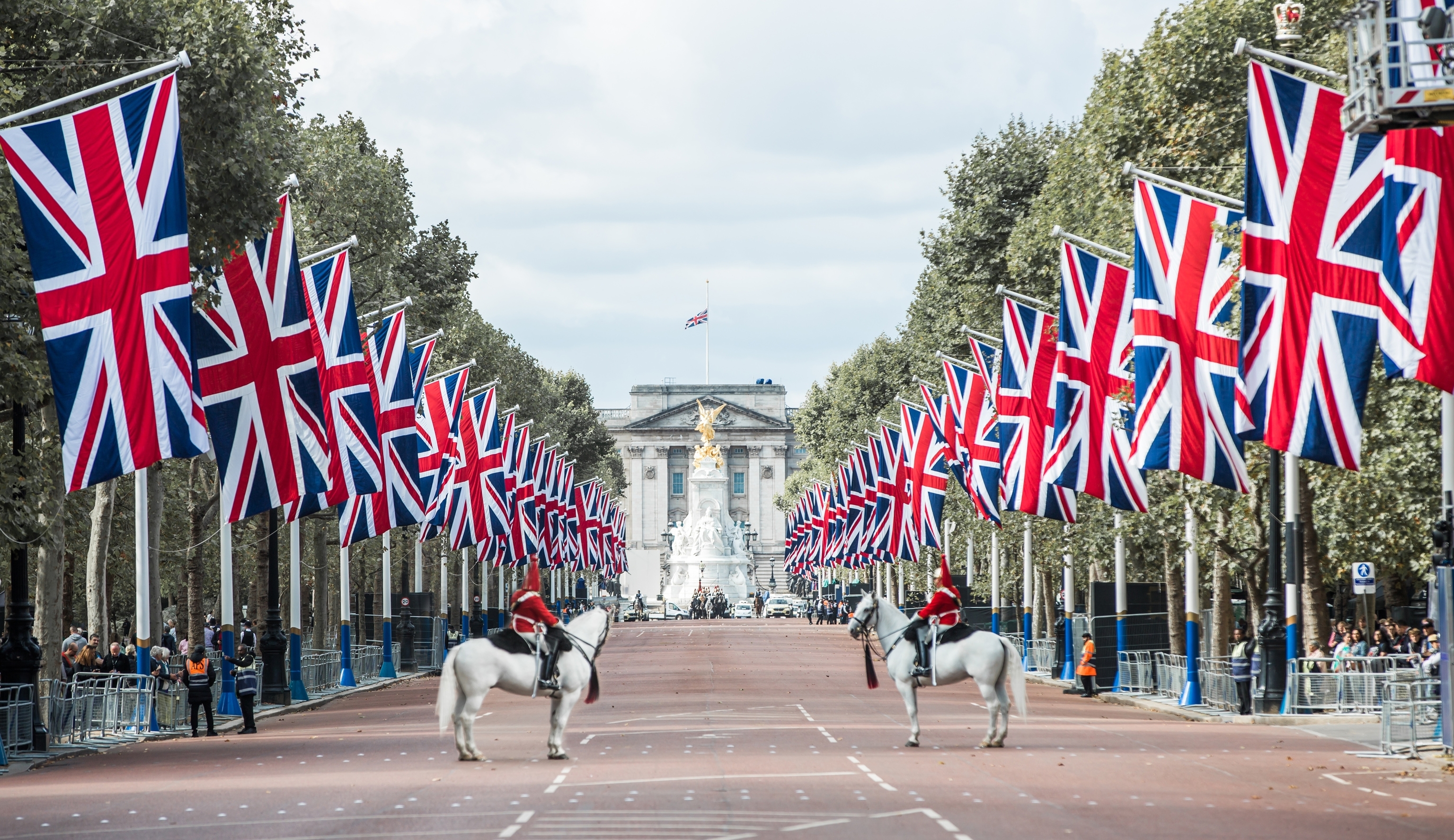 La calle de Pall Mall, decorada con banderas británicas.