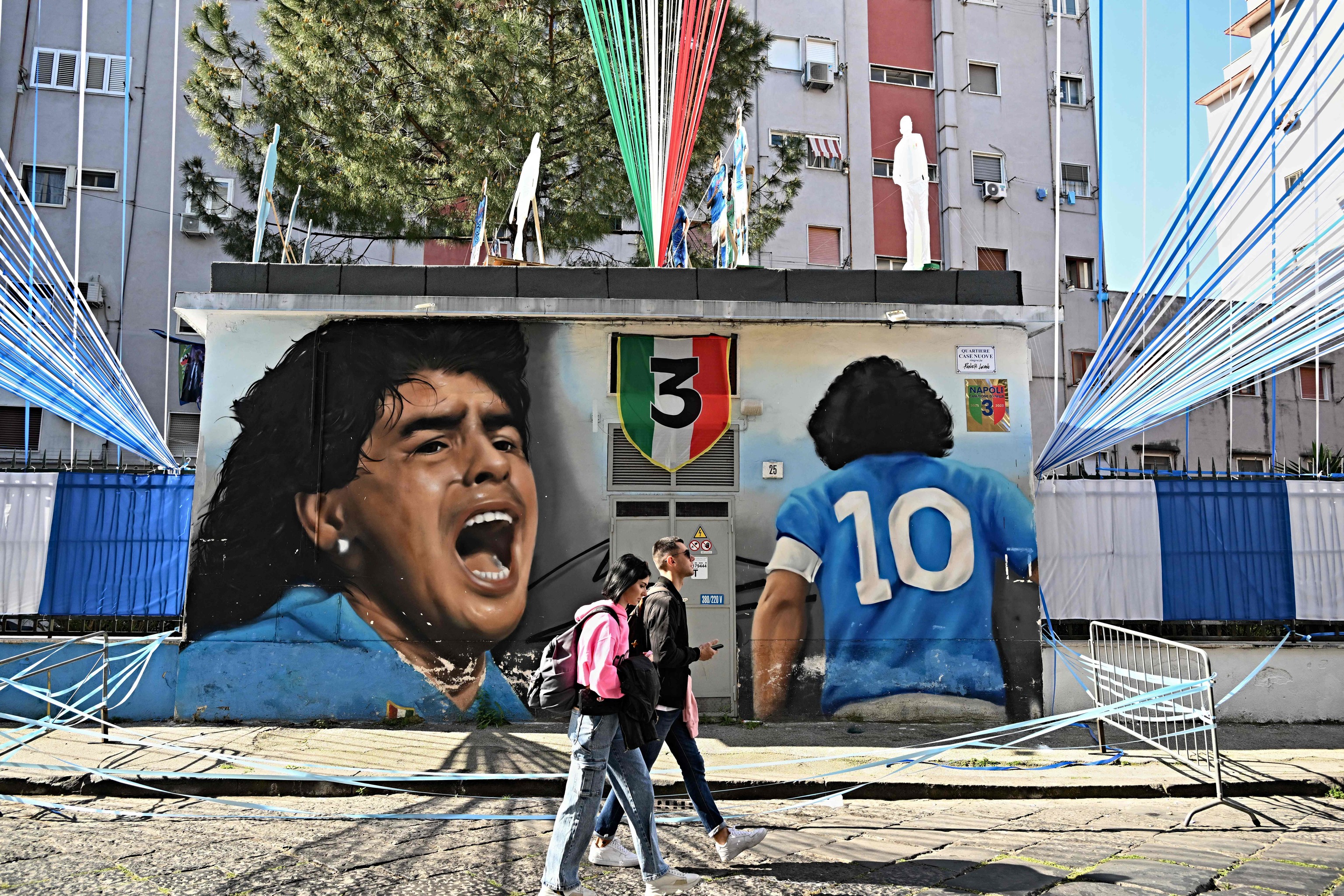 Imagen de Maradona junto a la del tercer Scudetto del Npoles.