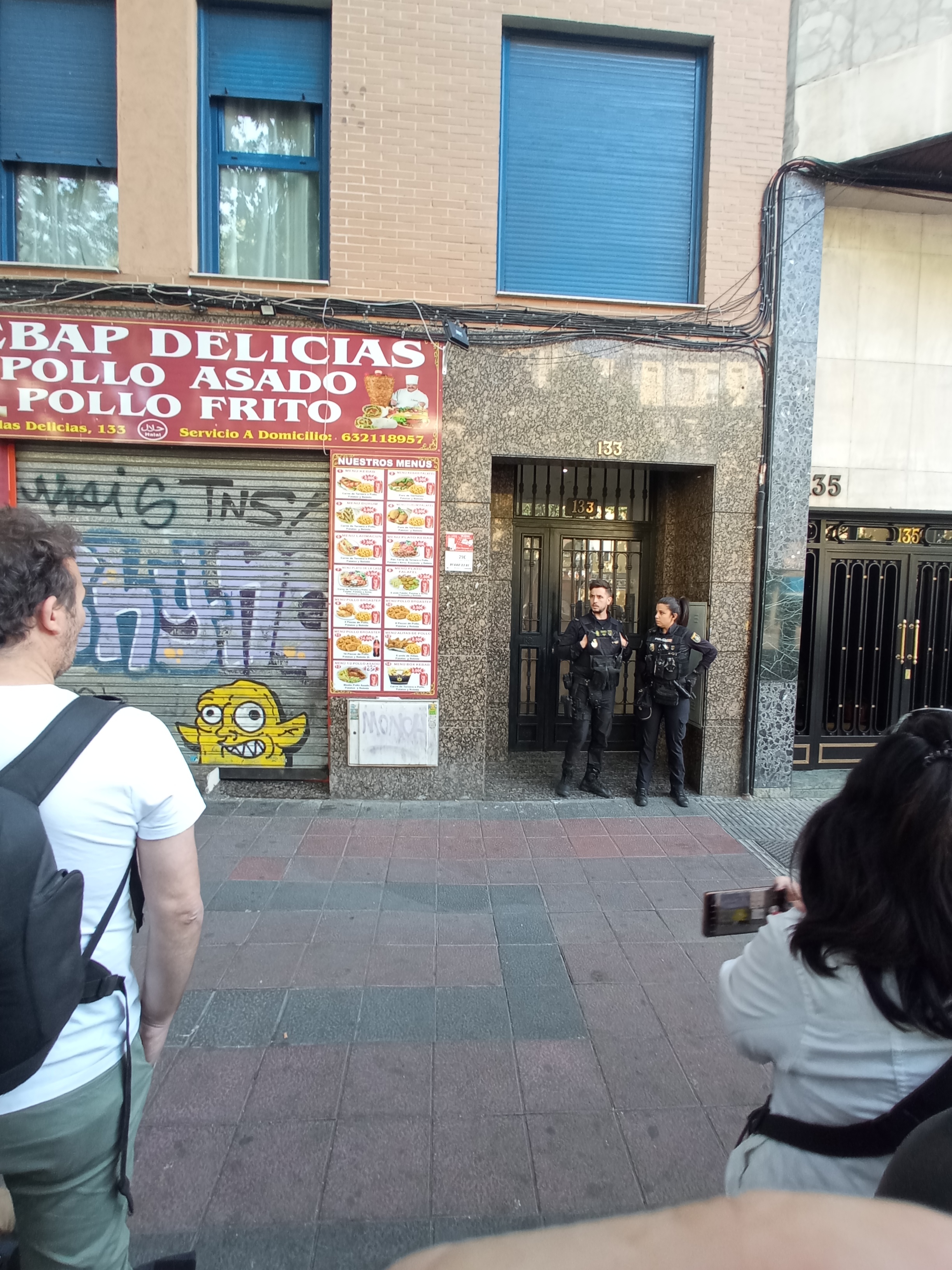 La Policía Nacional en la puerta del edificio del Paseo de las Delicias