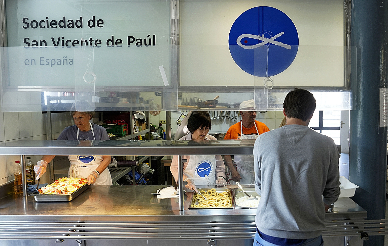 Los 25 años del comedor social Santiago de Masarnau repartiendo menús  solidarios: "Lo que ves aquí te pone los pies en la tierra" | Madrid