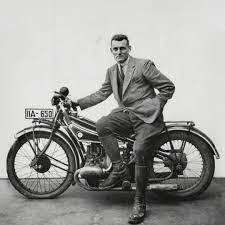 En 1923 Max Friz desarrolló la primera moto BMW, la R 32.