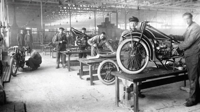 Imagen de época de la fábrica de BMW.