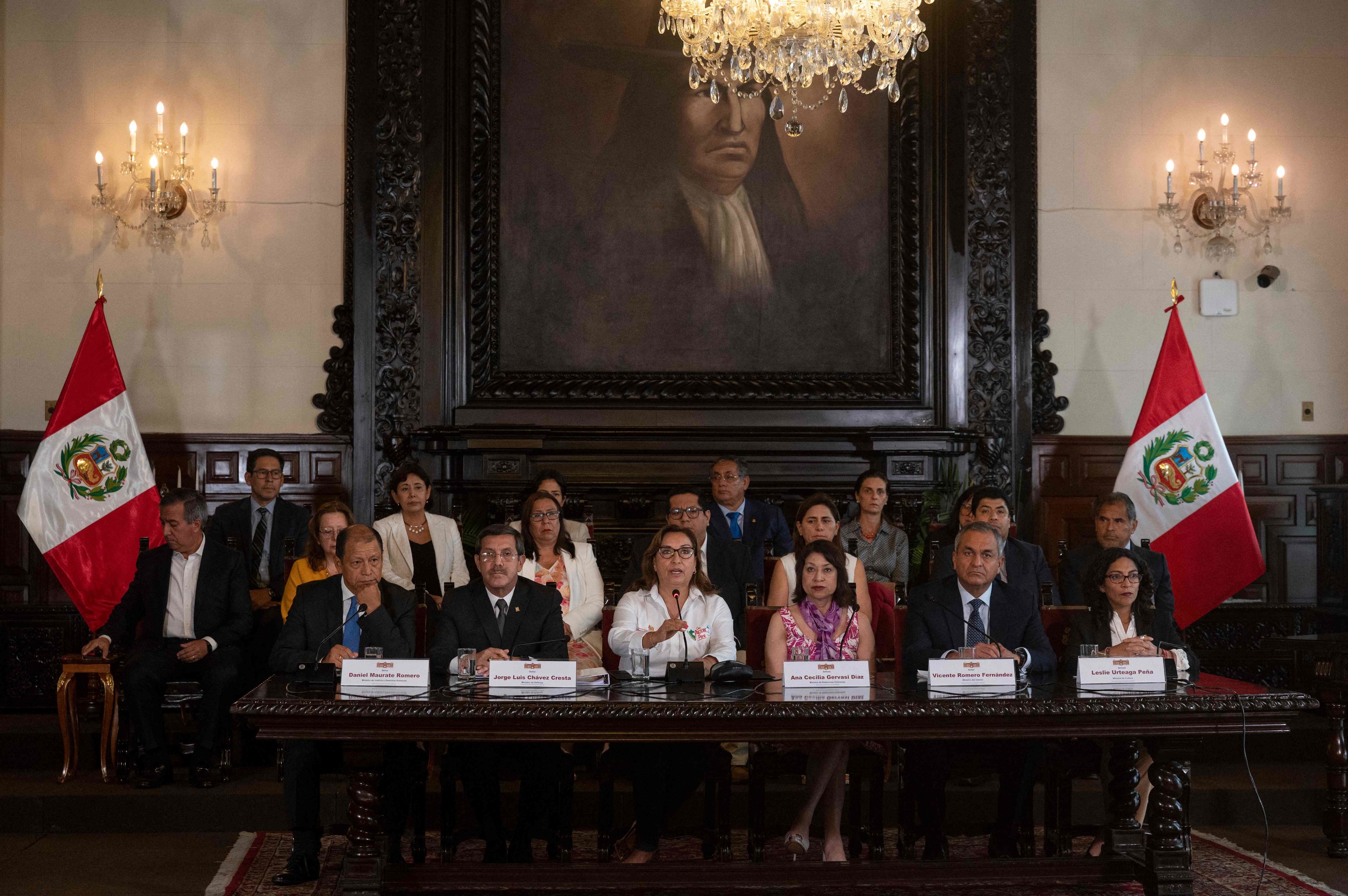 La presidenta de Perú, escoltada por sus ministros, se defiende en rueda de prensa de las acusaciones, este miércoles en LIma.