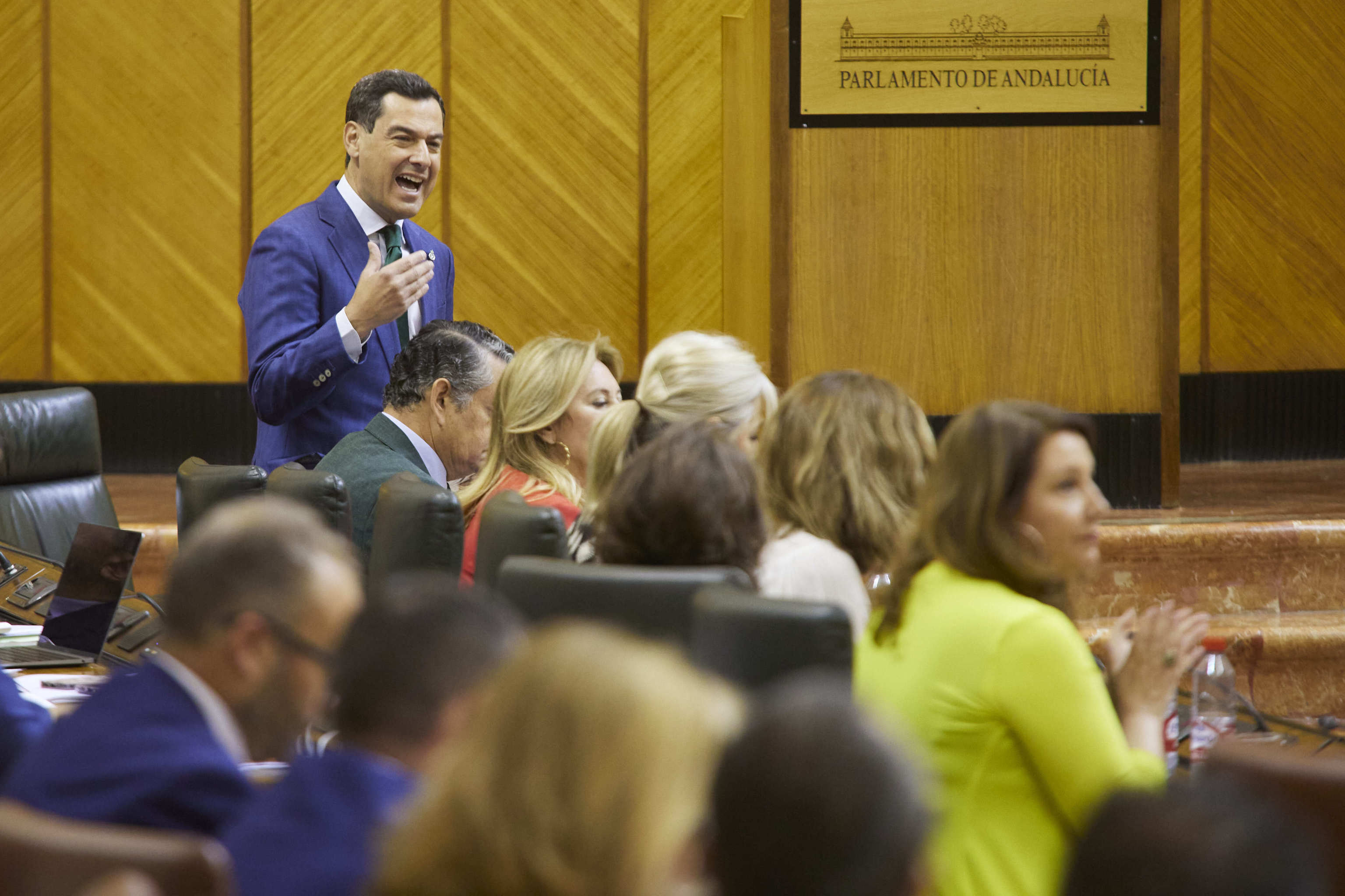 El presidente de la Junta, Juanma Moreno, responde a las preguntas de los grupos en el pleno del Parlamento.