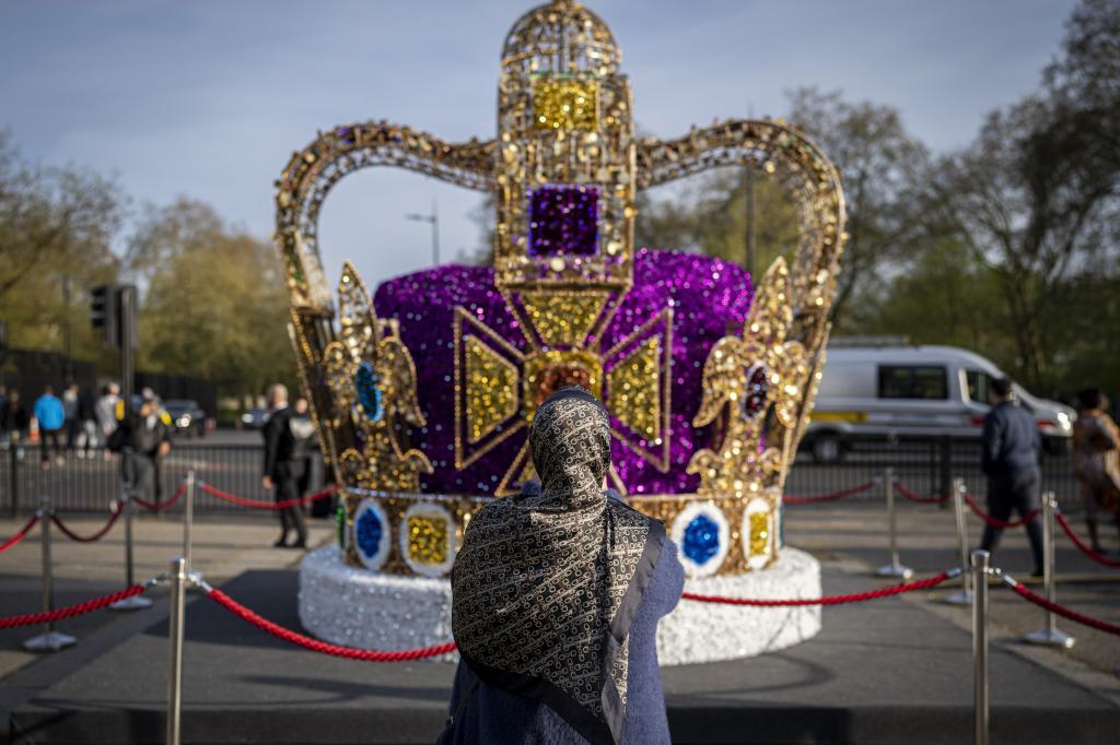 Una instalación de arte que representa la corona de San Eduardo en el centro de Londres.