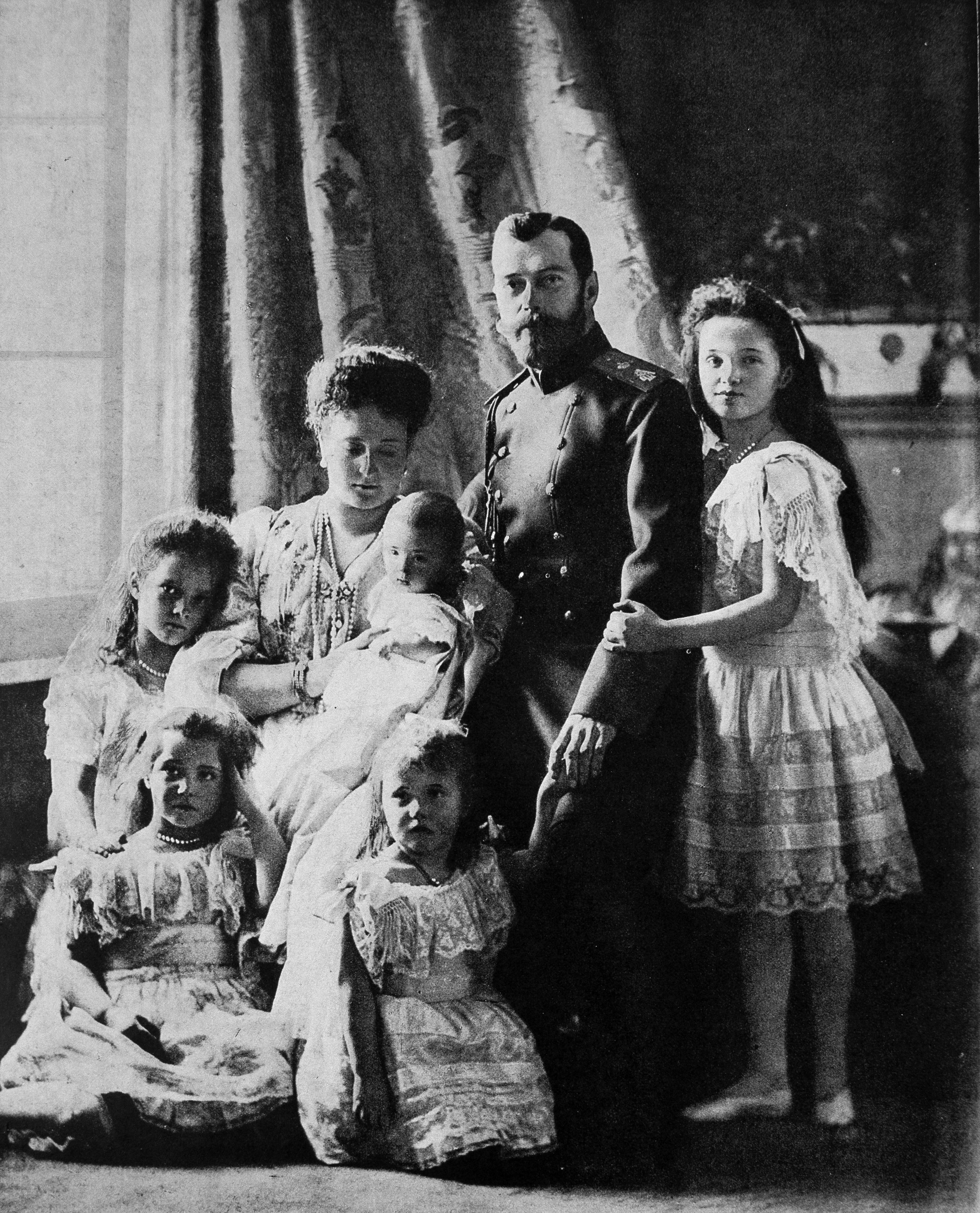 Los zares Nicolás y Alejandra con sus cuatro hijas y el zarevich cuando era un bebé.