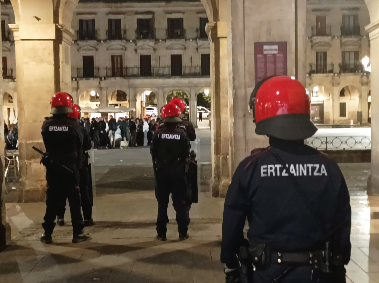 Un grupo de ertzainas vigilan a los manifestantes de GKS concentrados en el interior de la plaza de España de Vitoria.