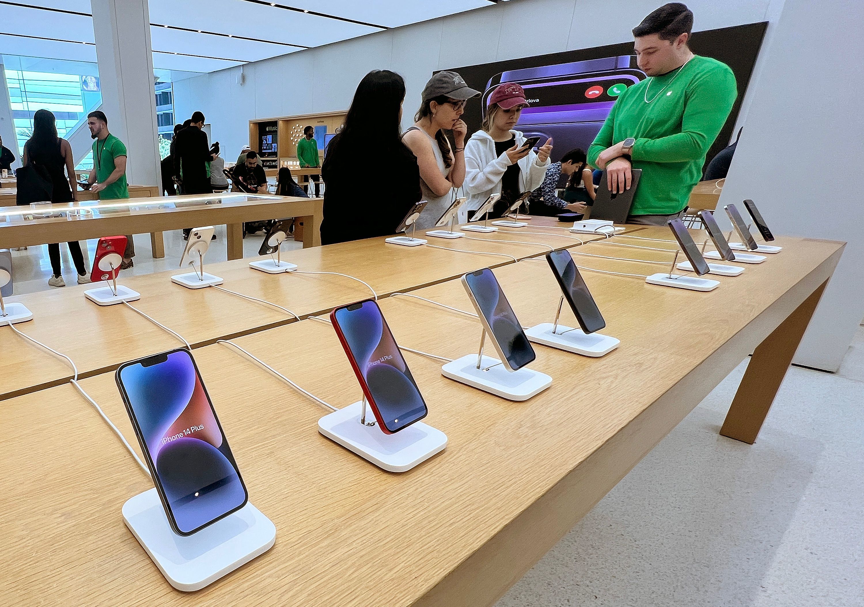 Modelos de iPhone en una tienda Apple de Florida.