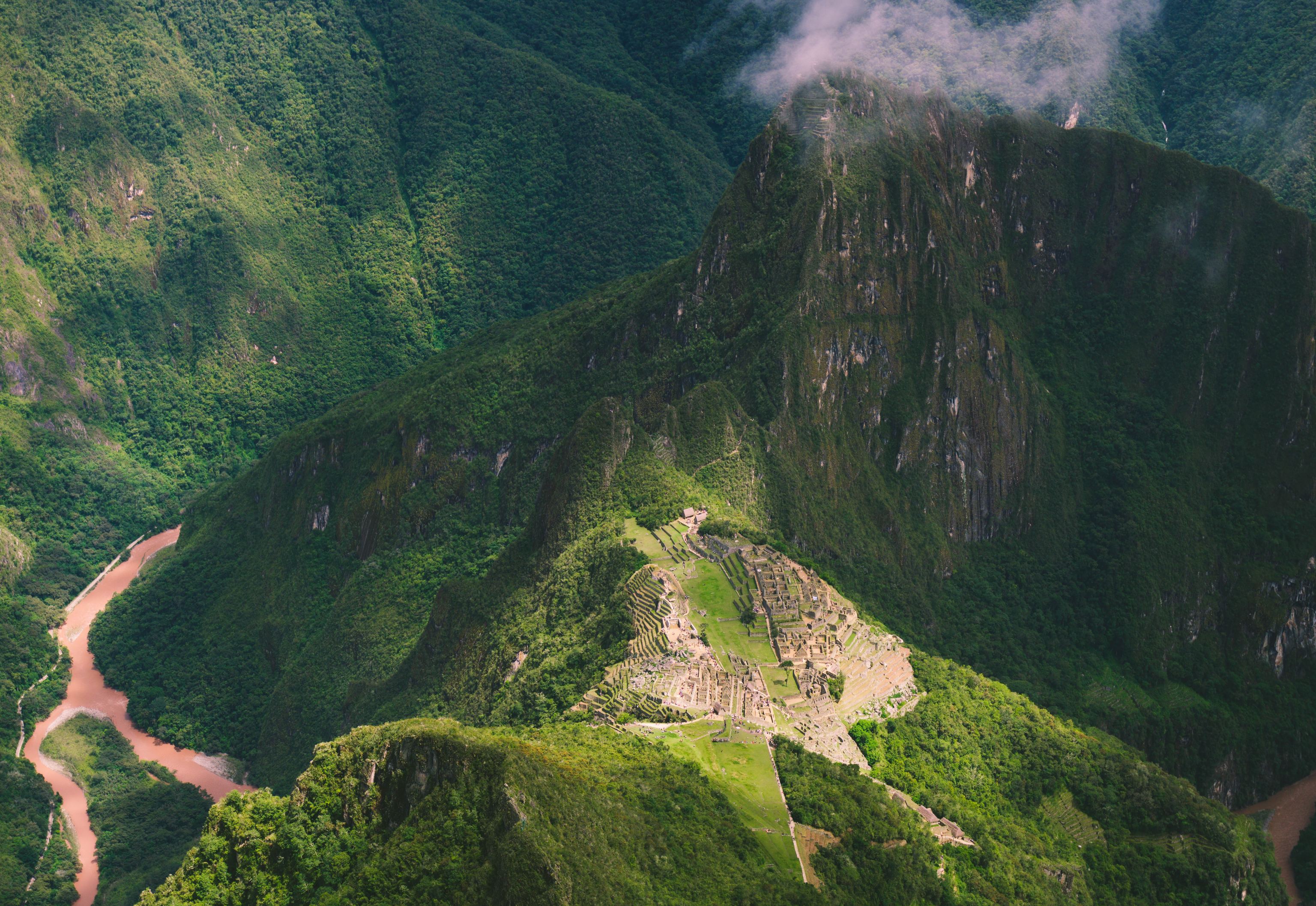 Vista de las ruinas de Machu Picchu y la montaa Huayna Picchu desde la Montaa Machu Picchu.