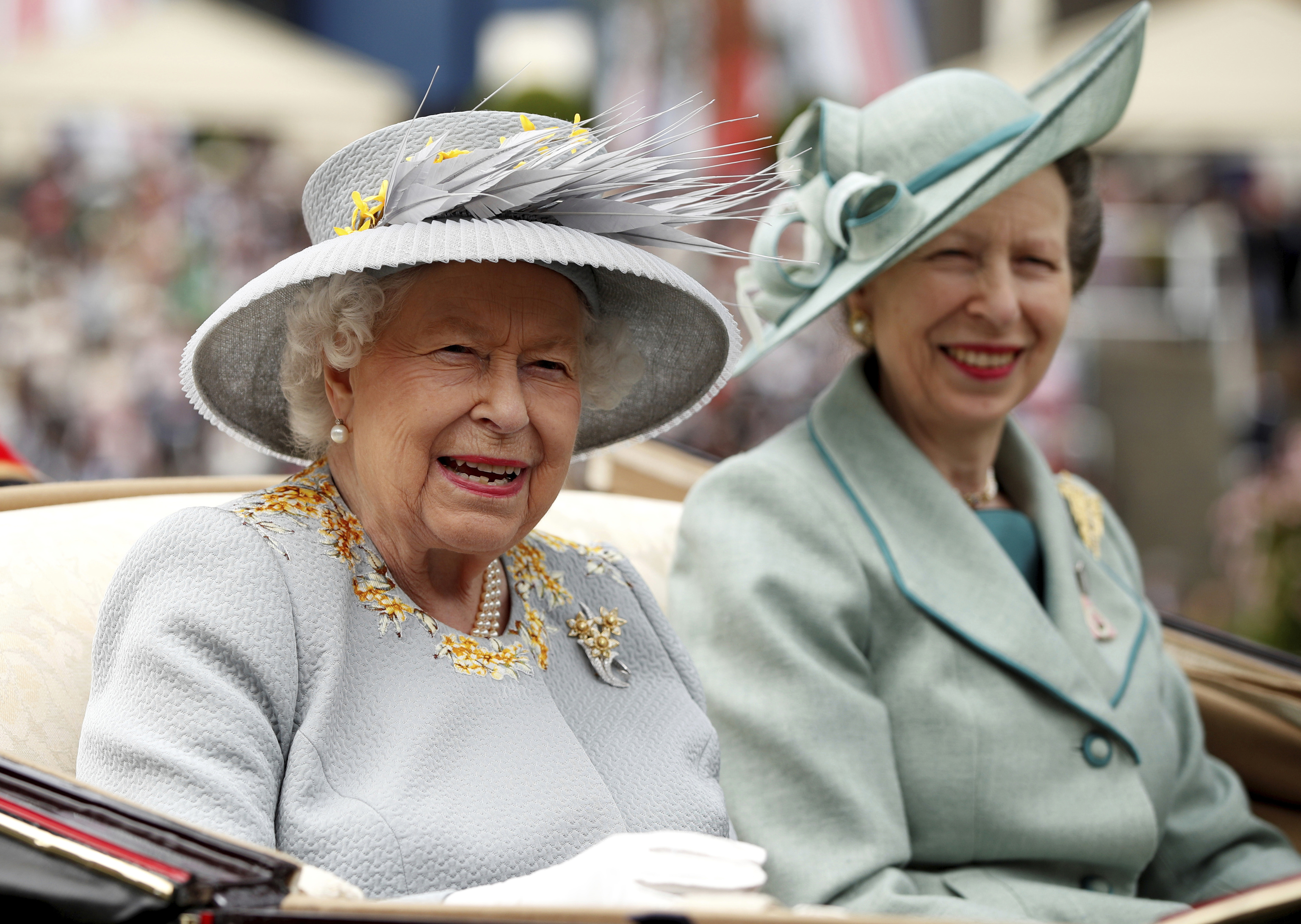 La princesa Ana junto a Isabel IIen las célebres carreras de caballos de Ascot, su gran afición