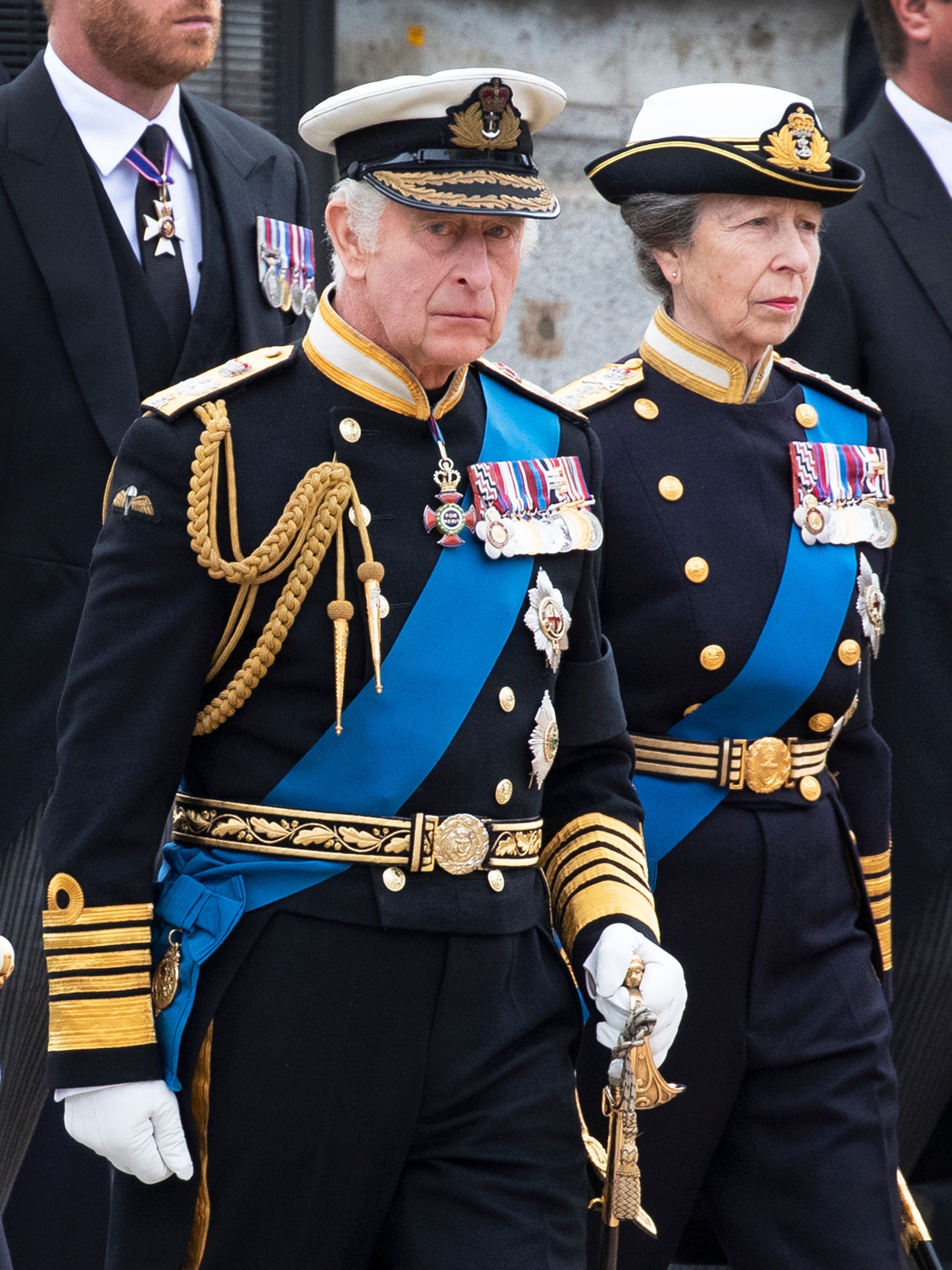 Carlos III desfilando junto a su hermana, la princesa Ana