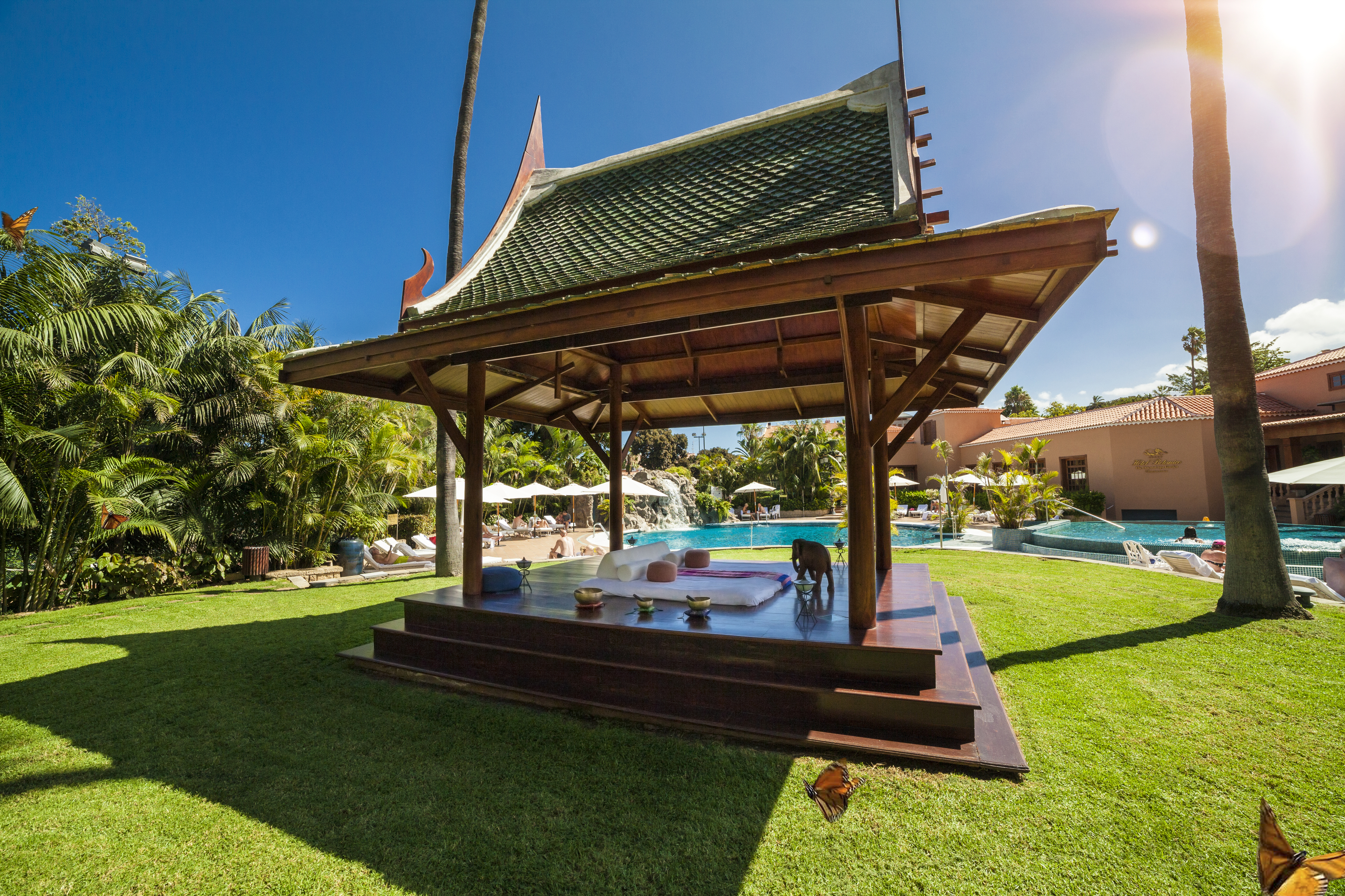 El spa cuenta con una pagoda tailandesa para masajes orientales al aire libre.