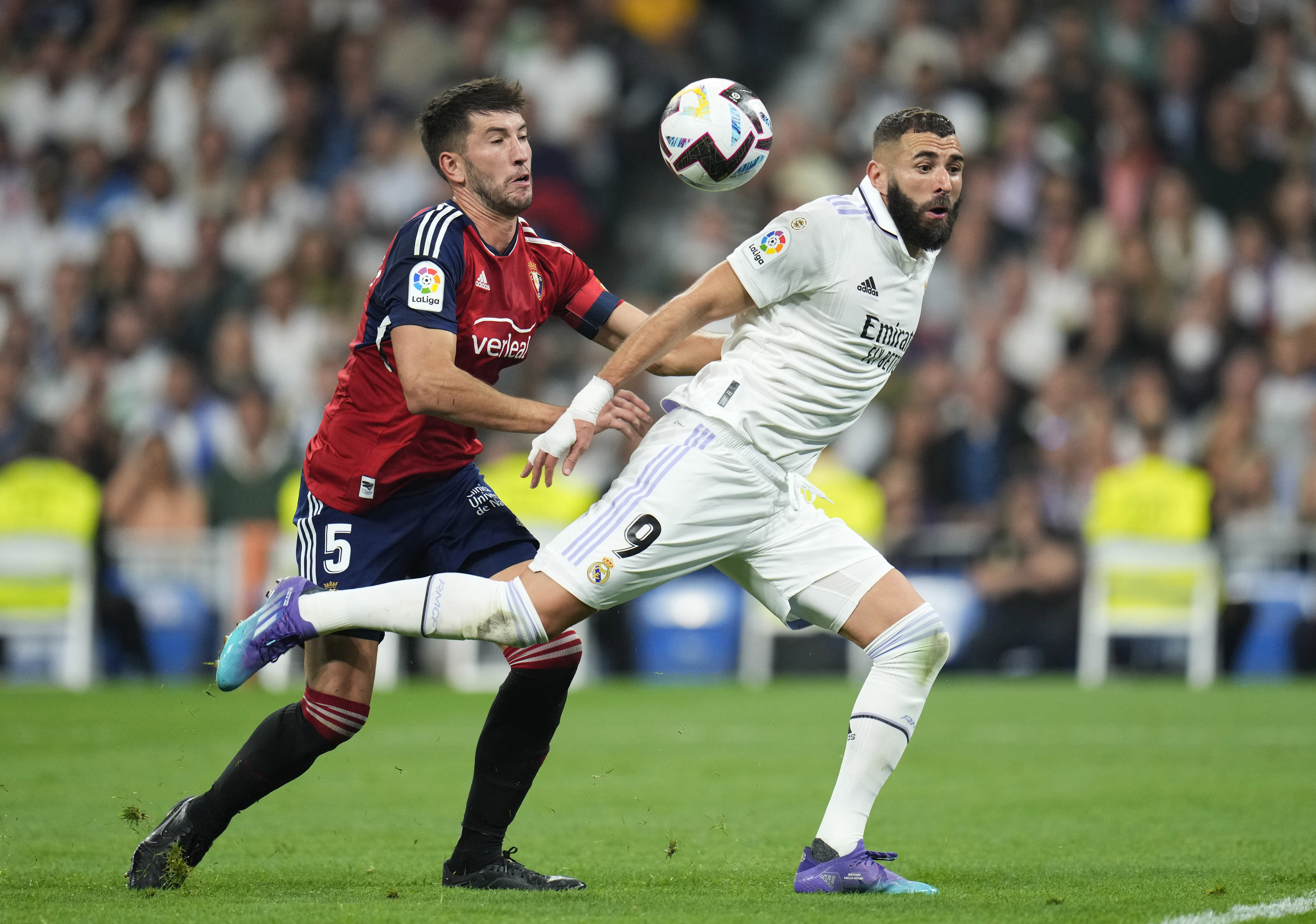 El defensa del Osasuna David Garcia pugna un baln con Karim Benzema, delantero del Real Madrid, durante un partido de la Liga.