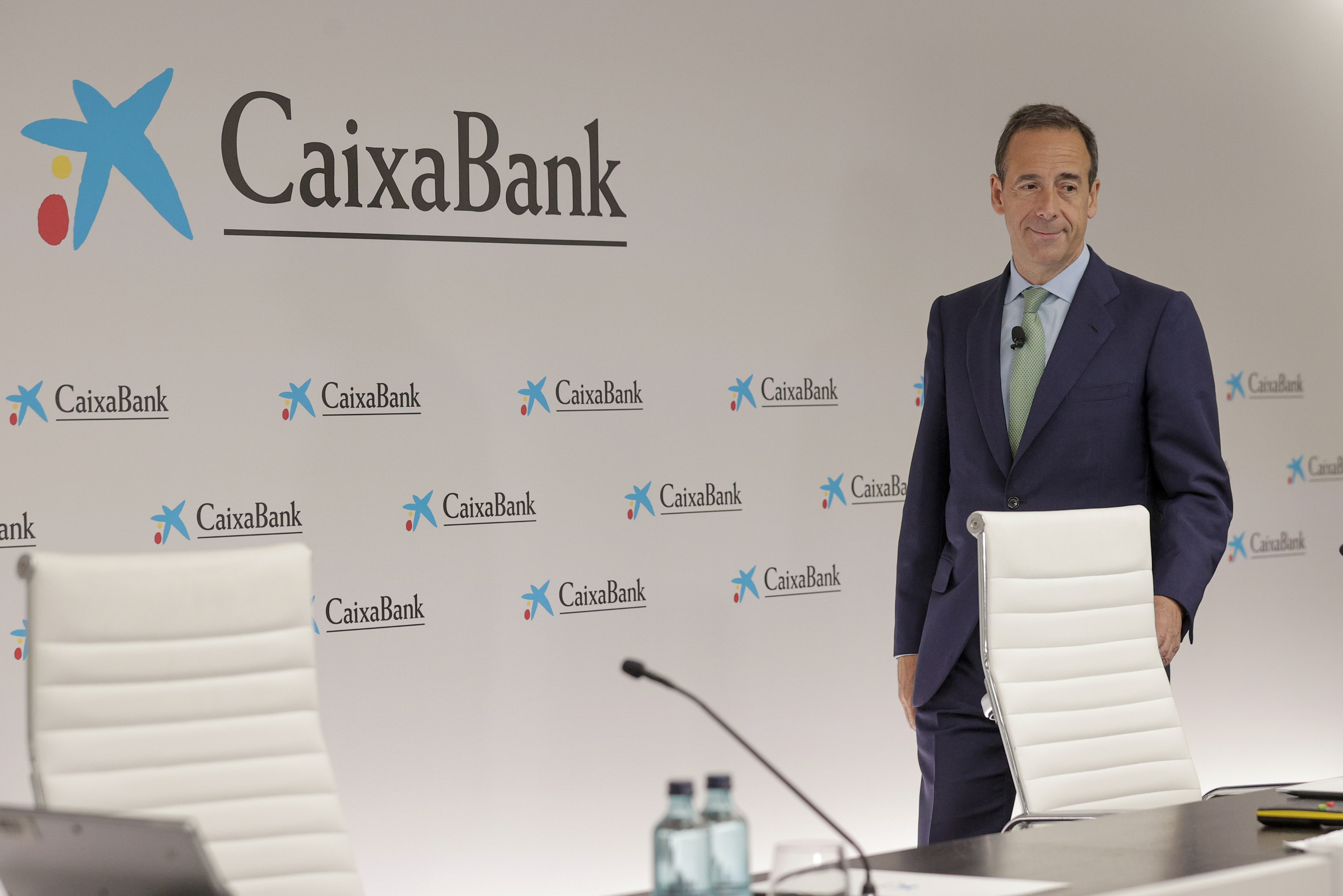 El consejero delegado de CaixaBank, Gonzalo  Gortzar, en rueda de prensa este viernes