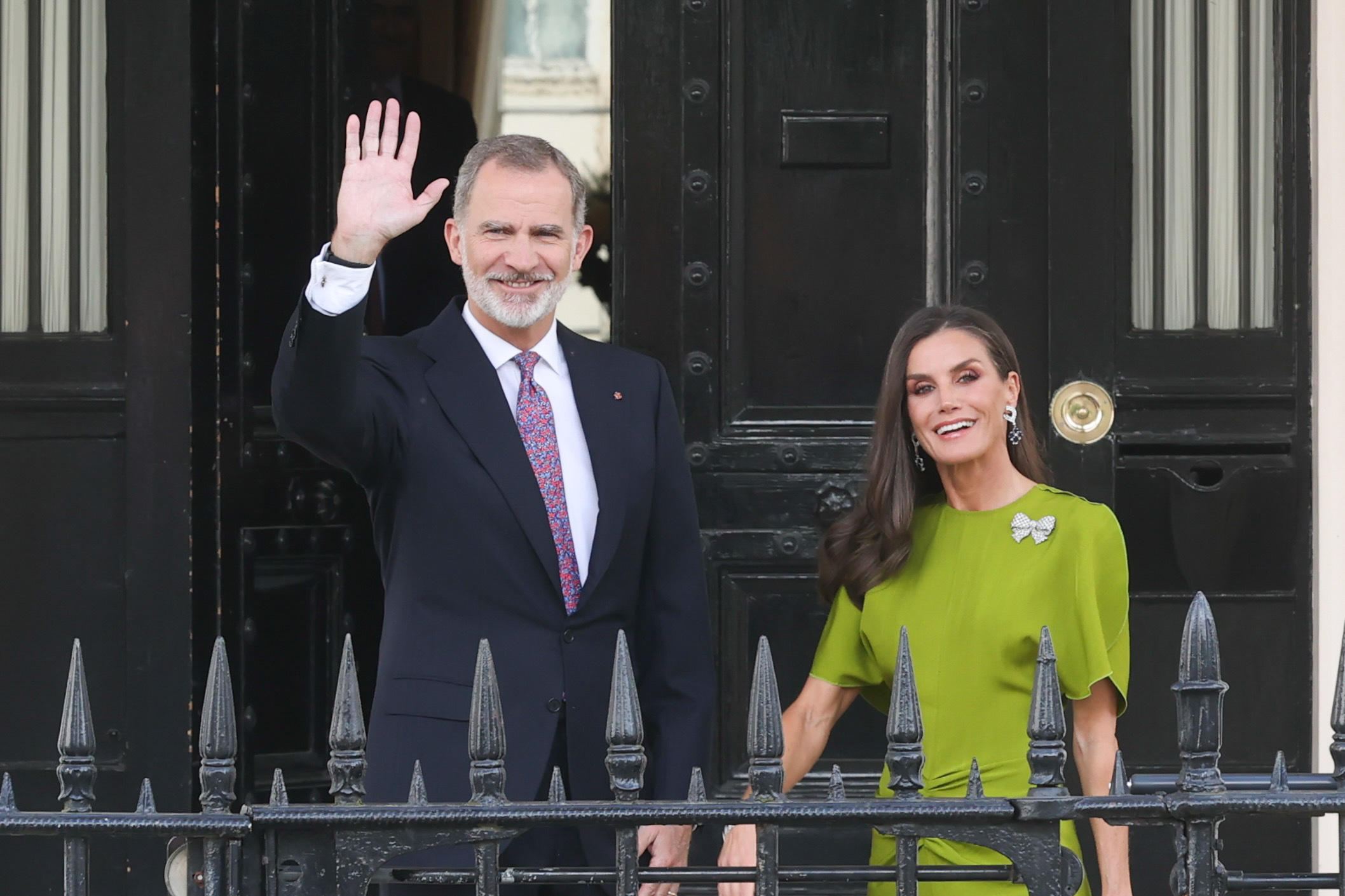Los Reyes, a su salida de la embajada espaola en Londres.
