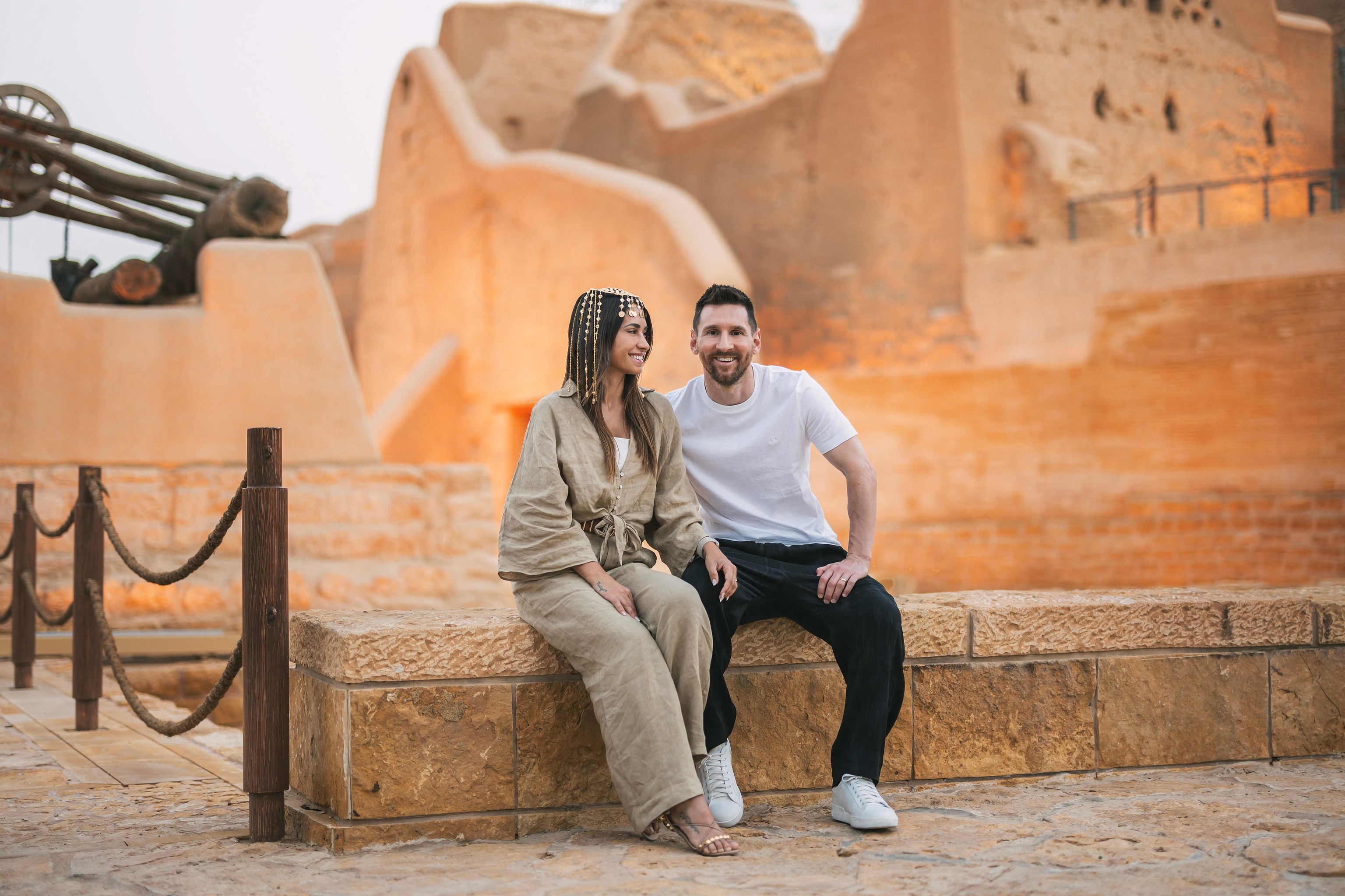 Leo Messi con Antonella en una imagen difundida por la Oficina de Turismo de Arabia Saud.