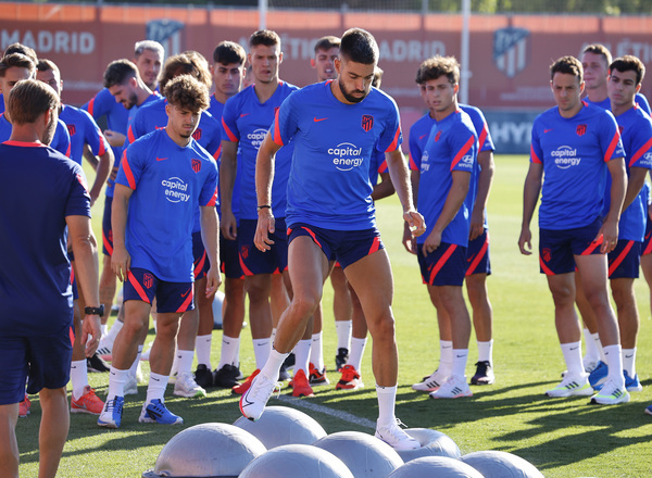 Un momento del entrenamiento con Bosu de los jugadores del Atlético de Madrid.