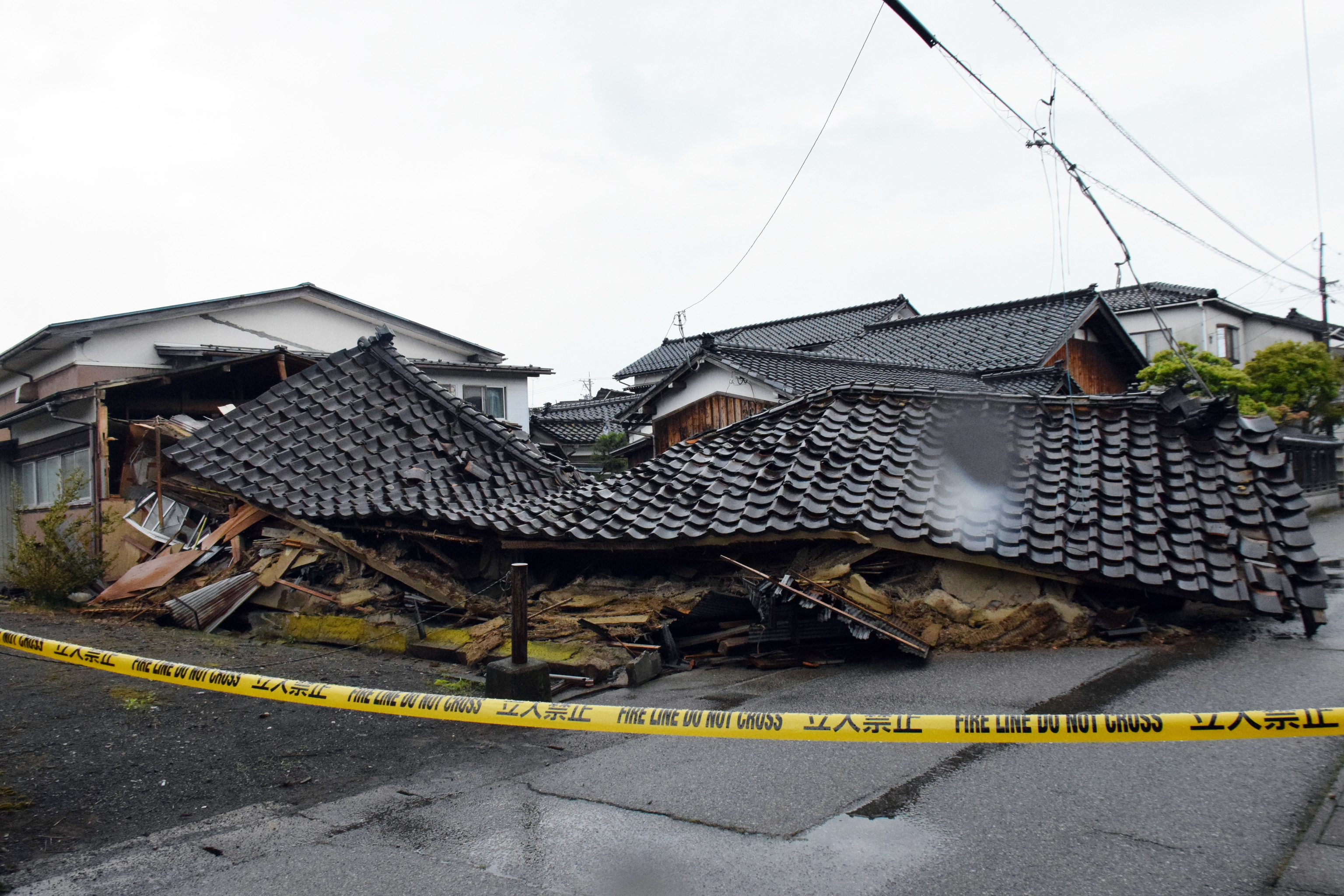 Una casa derrumbada tras el terremoto de magnitud 6,5 que sacudió un día antes la localidad de Suzu, en la prefectura de Ishikawa, en el centro de Japón, 06 de mayo de 2023. Según los últimos informes de las autoridades, una persona murió y 23 resultaron heridas tras el seísmo que sacudió la península de Noto el 05 de mayo de 2023.