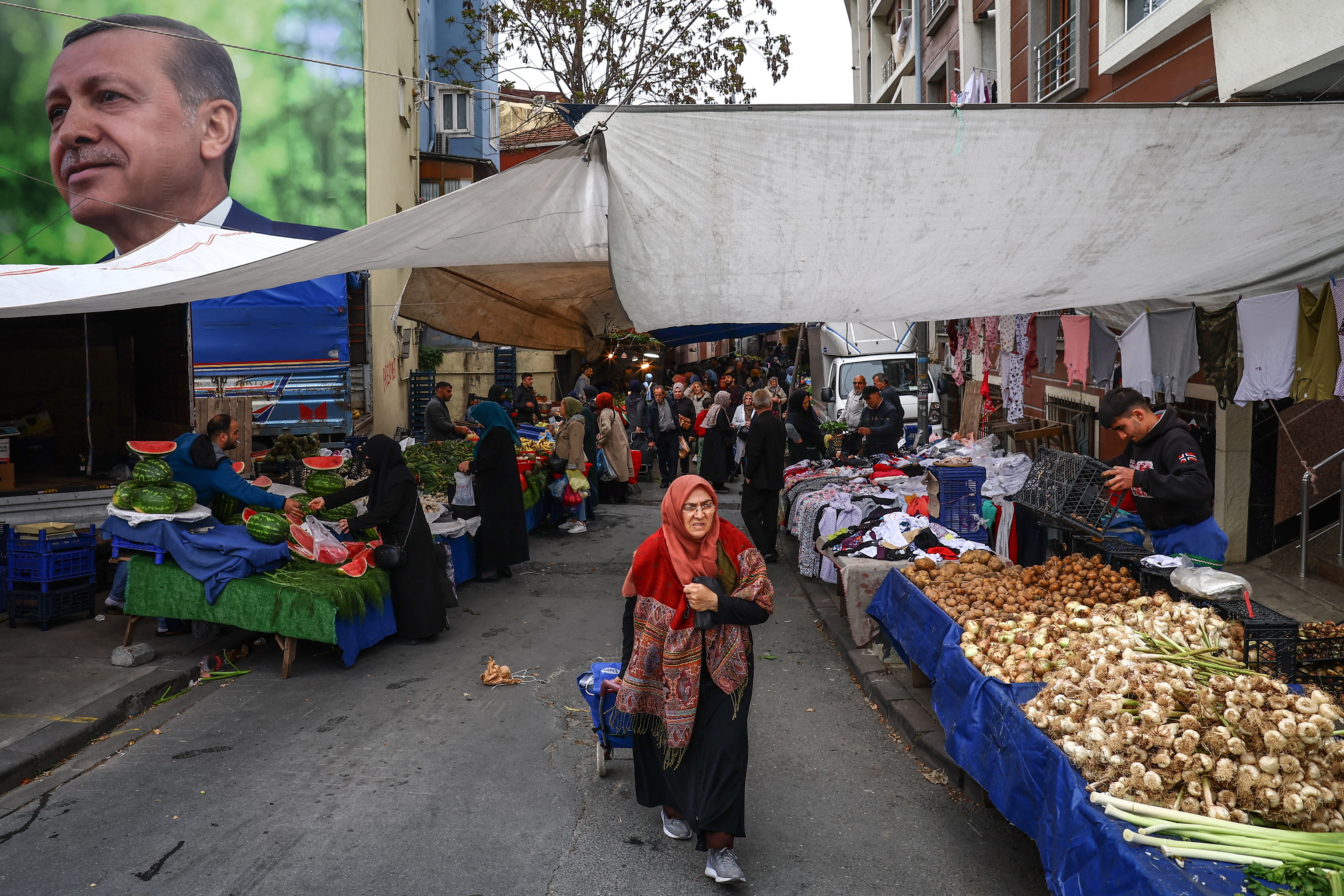 Varias personas compran en el mercado local del barrio de Kasimpasa, en Estambul.