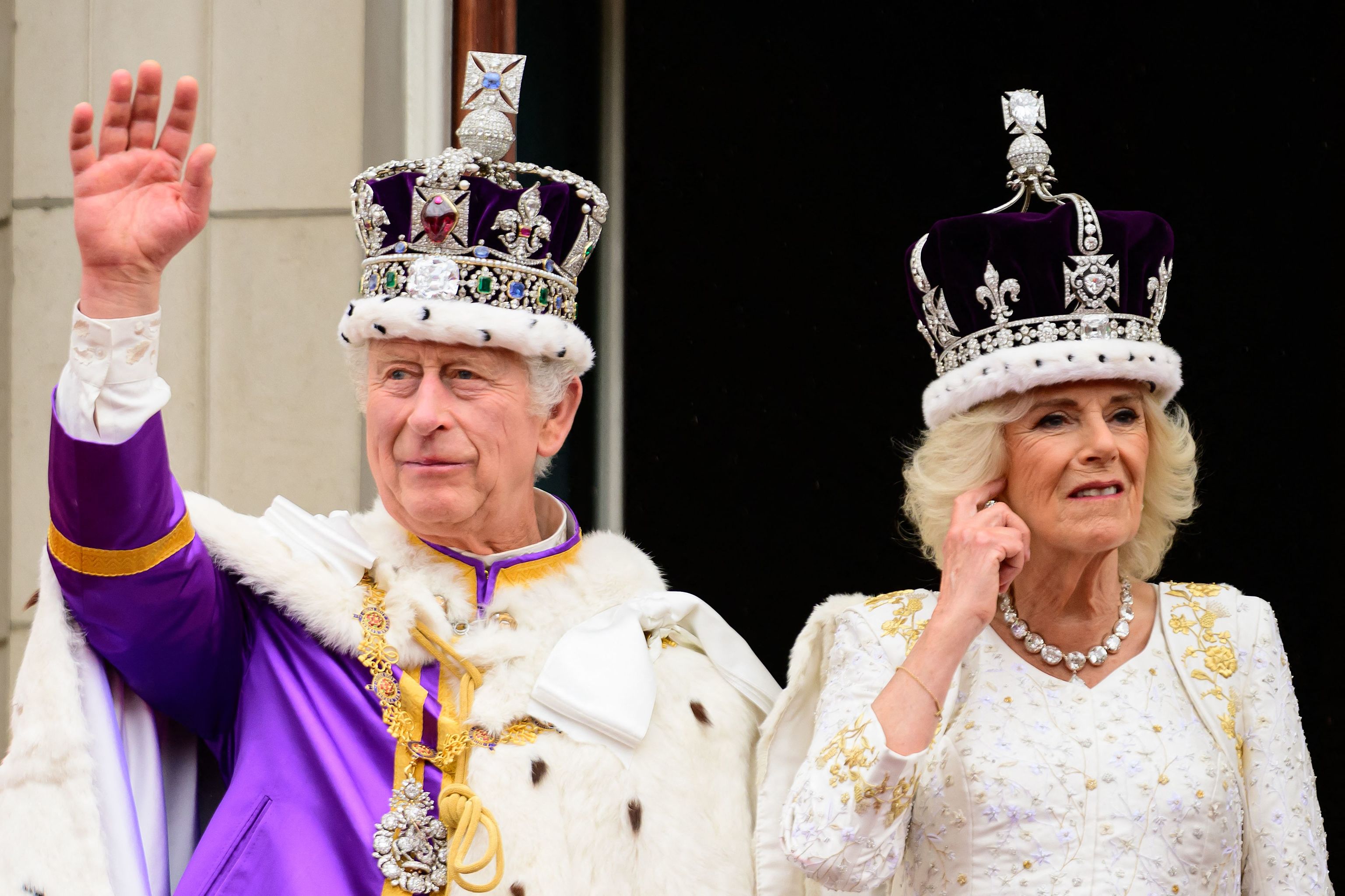 Los reyes Carlos III y Camila en el balcn del palacio de Buckingham tras la ceremonia de coronacin.