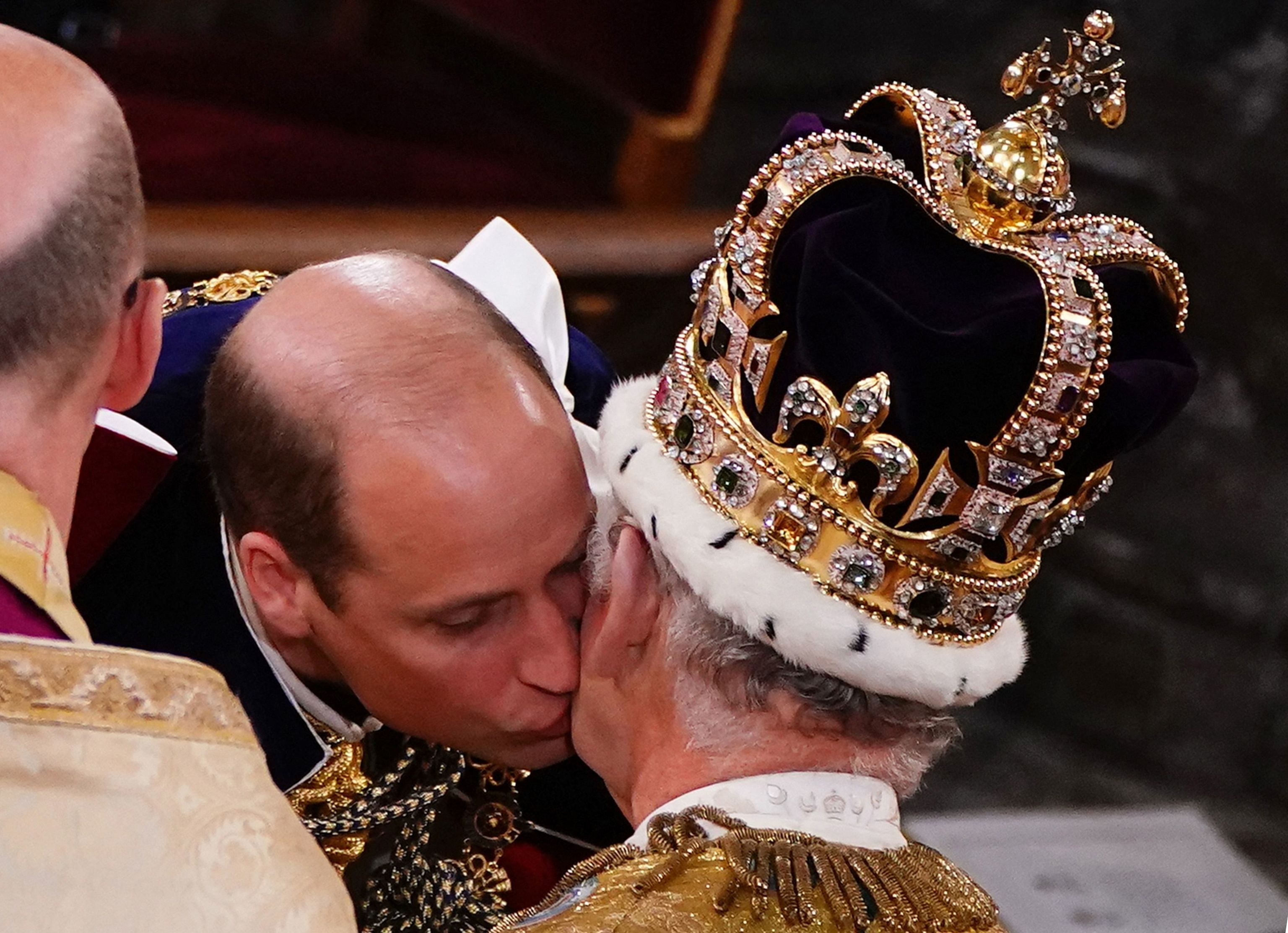 El príncipe William besa al rey Carlos III