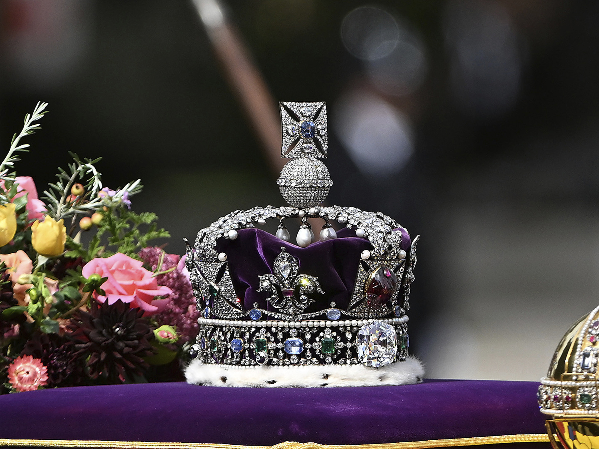 La Corona Imperial del Estado, el Orbe y el Cetro del Soberano durante el funeral de Estado de la reina Isabel II en Londres.