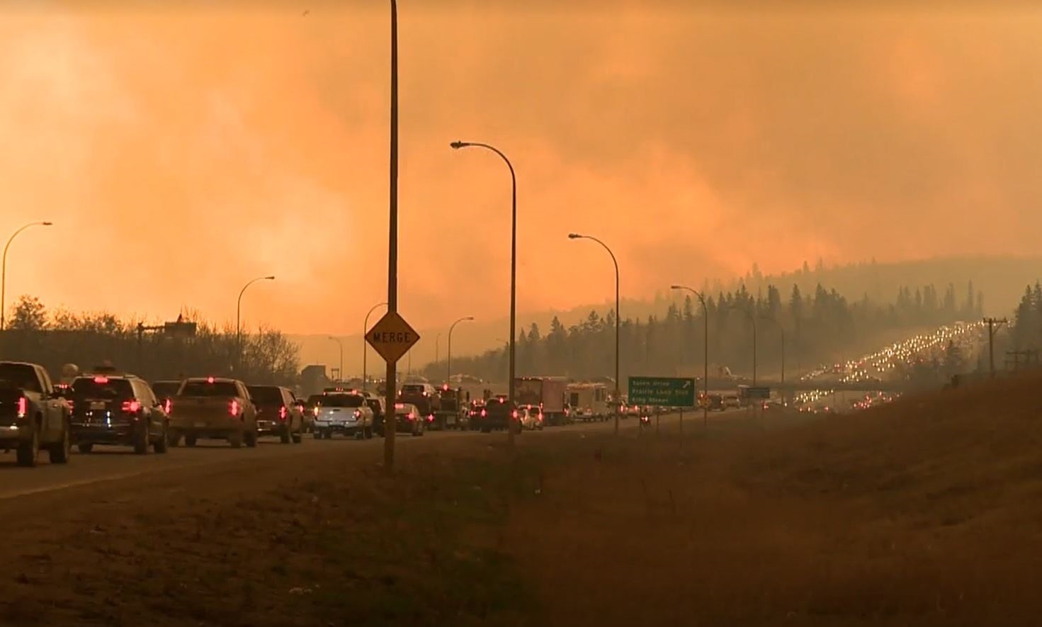 Fila de coches para evacuar ante el incendio cercano a Edmonton.