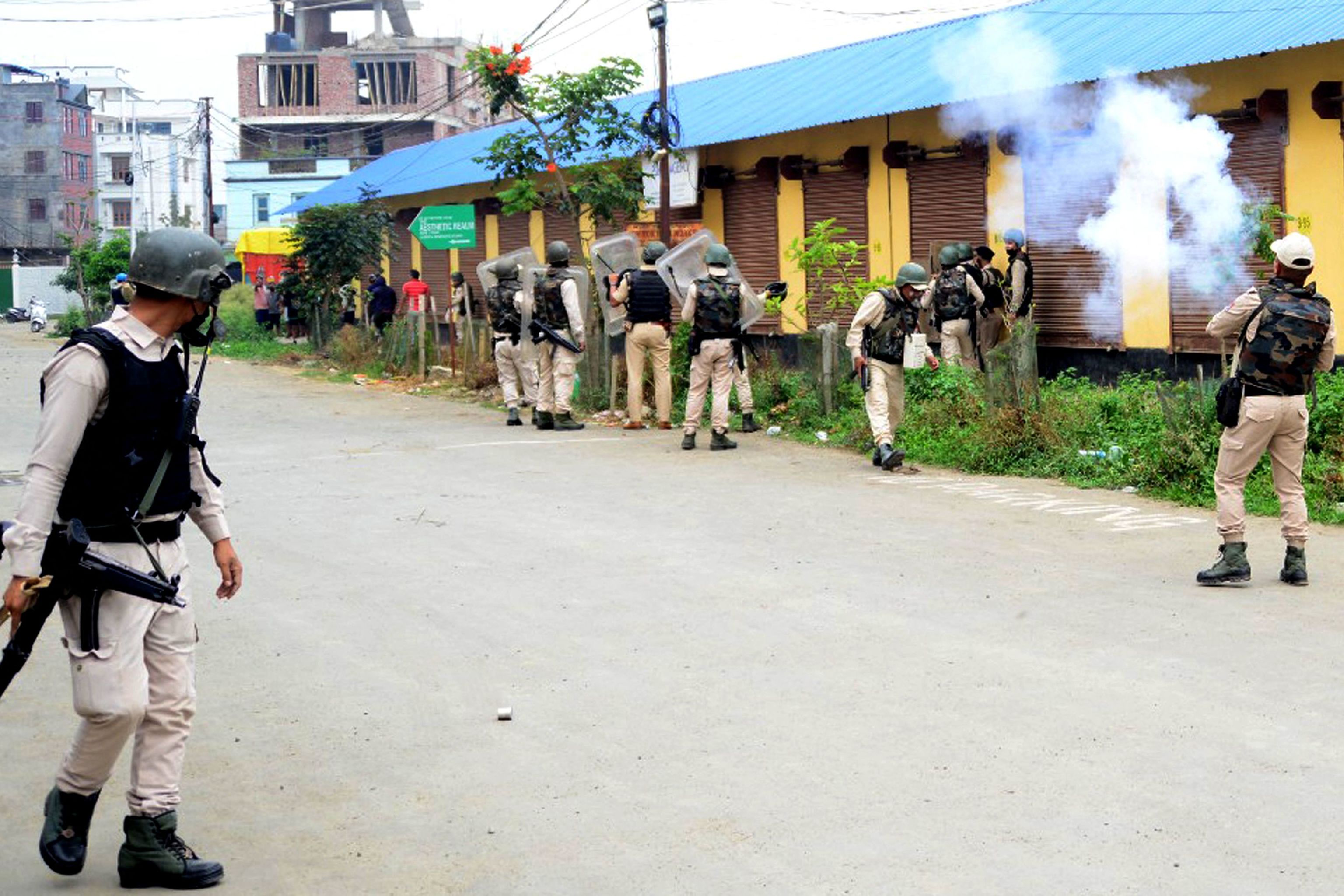 La Polica india lanza gases lacrimgenos a los manifestantes en Imphal.