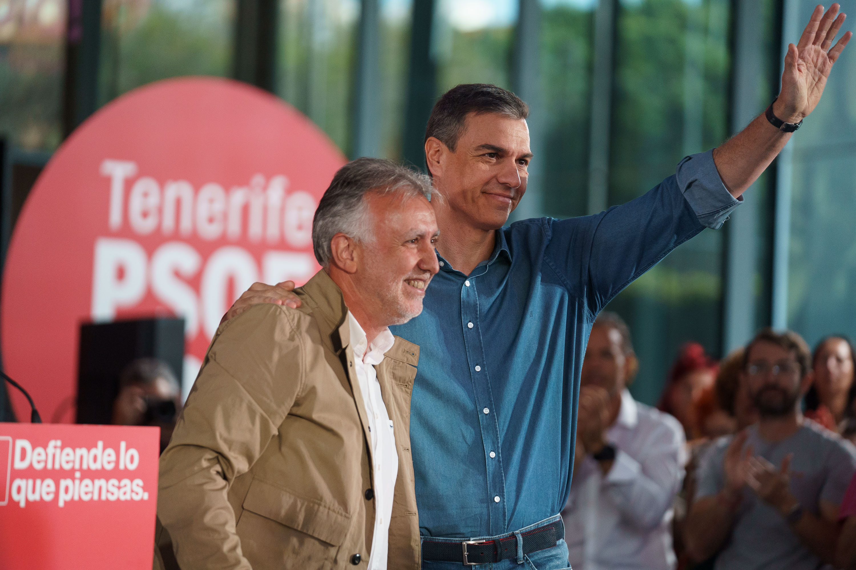 Pedro Sánchez junto al candidato a la reelección a la presidencia de Canarias, Ángel Víctor Torres.