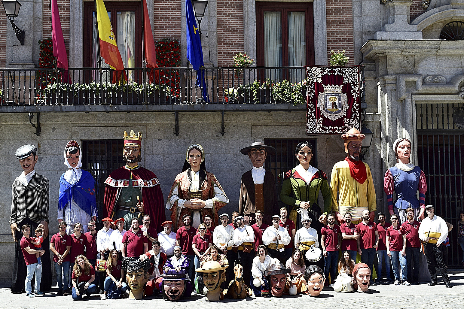 Los integrantes de la Comparsa de Gigantes y Cabezudos de Madrid, con sus figuras, en la céntrica Plaza de la Villa.