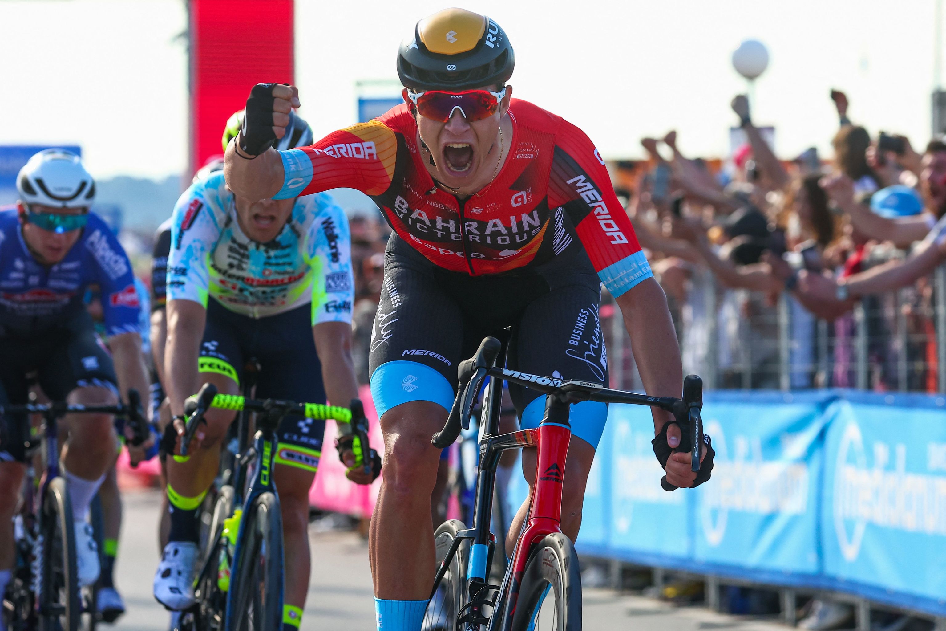 Jonathan Milan celebra la victoria en la segunda etapa del Giro.