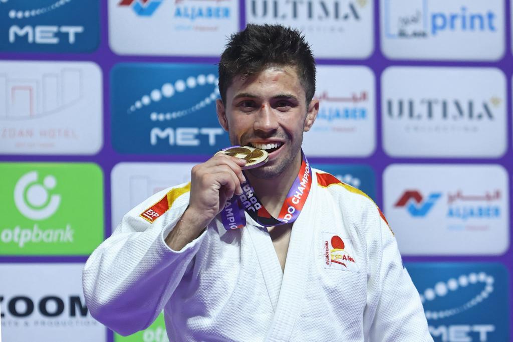 Francisco Garrigs posa con su medalla de oro conseguida en el Mundial de Judo en Doha este domingo.